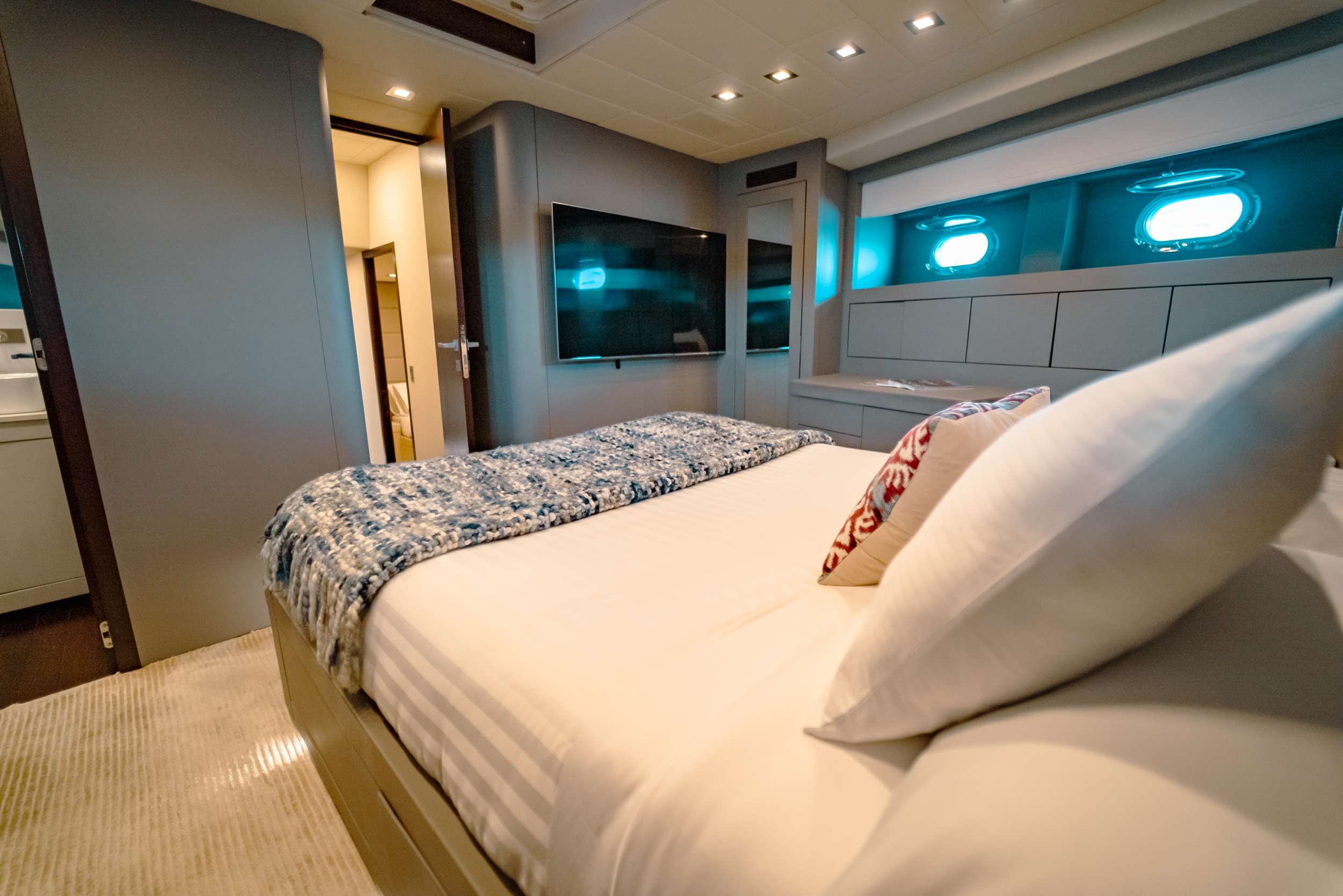 HOUDINI Yacht Charter - VIP Cabin