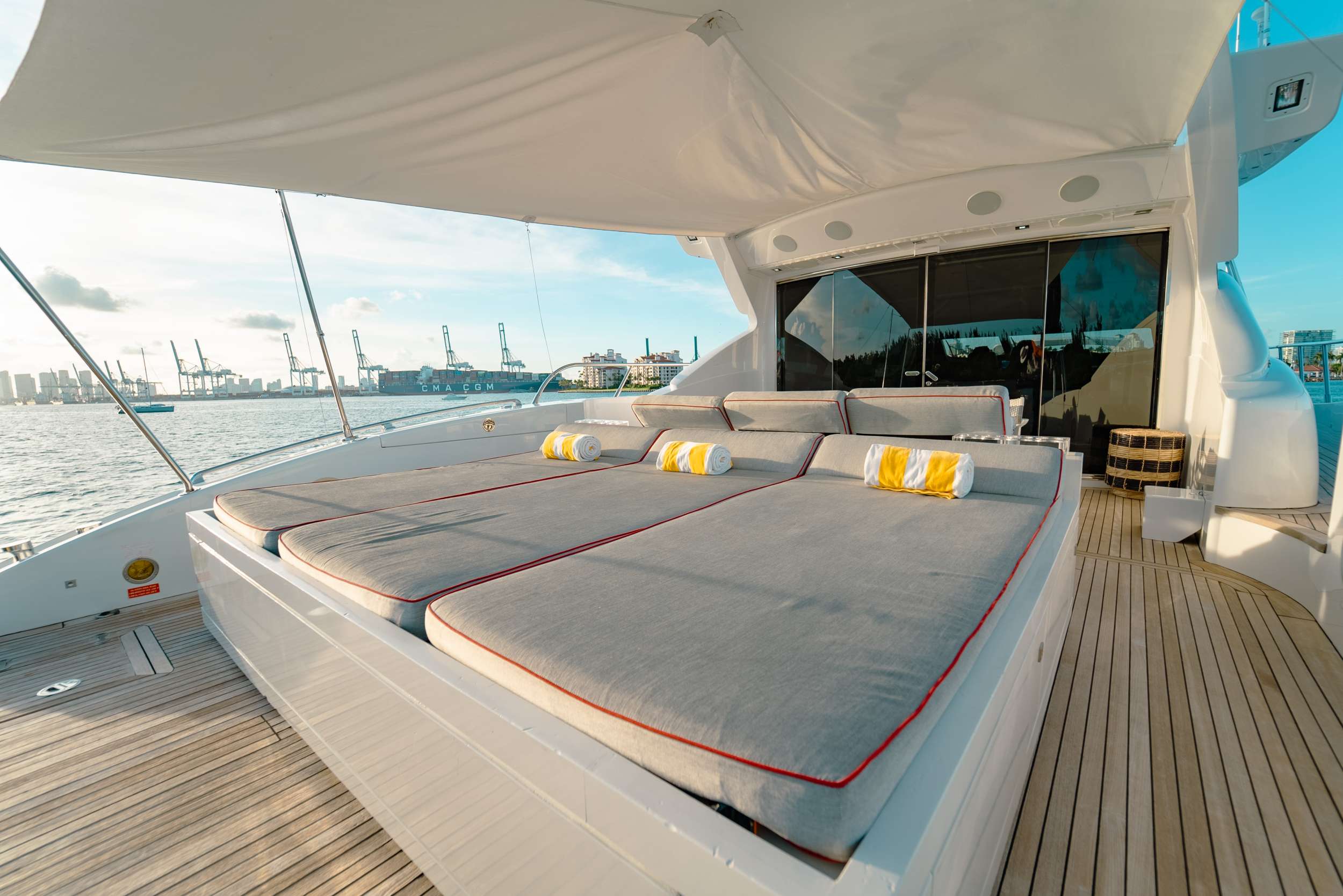 HOUDINI Yacht Charter - Aft Lounge