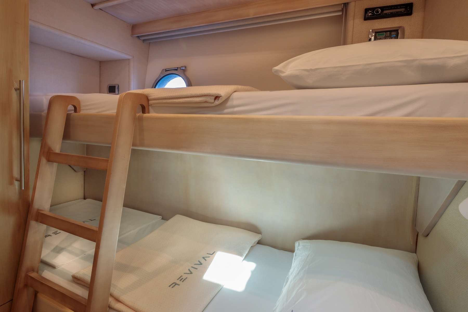 REVIVAL Yacht Charter - Up &amp; Down bed cabin