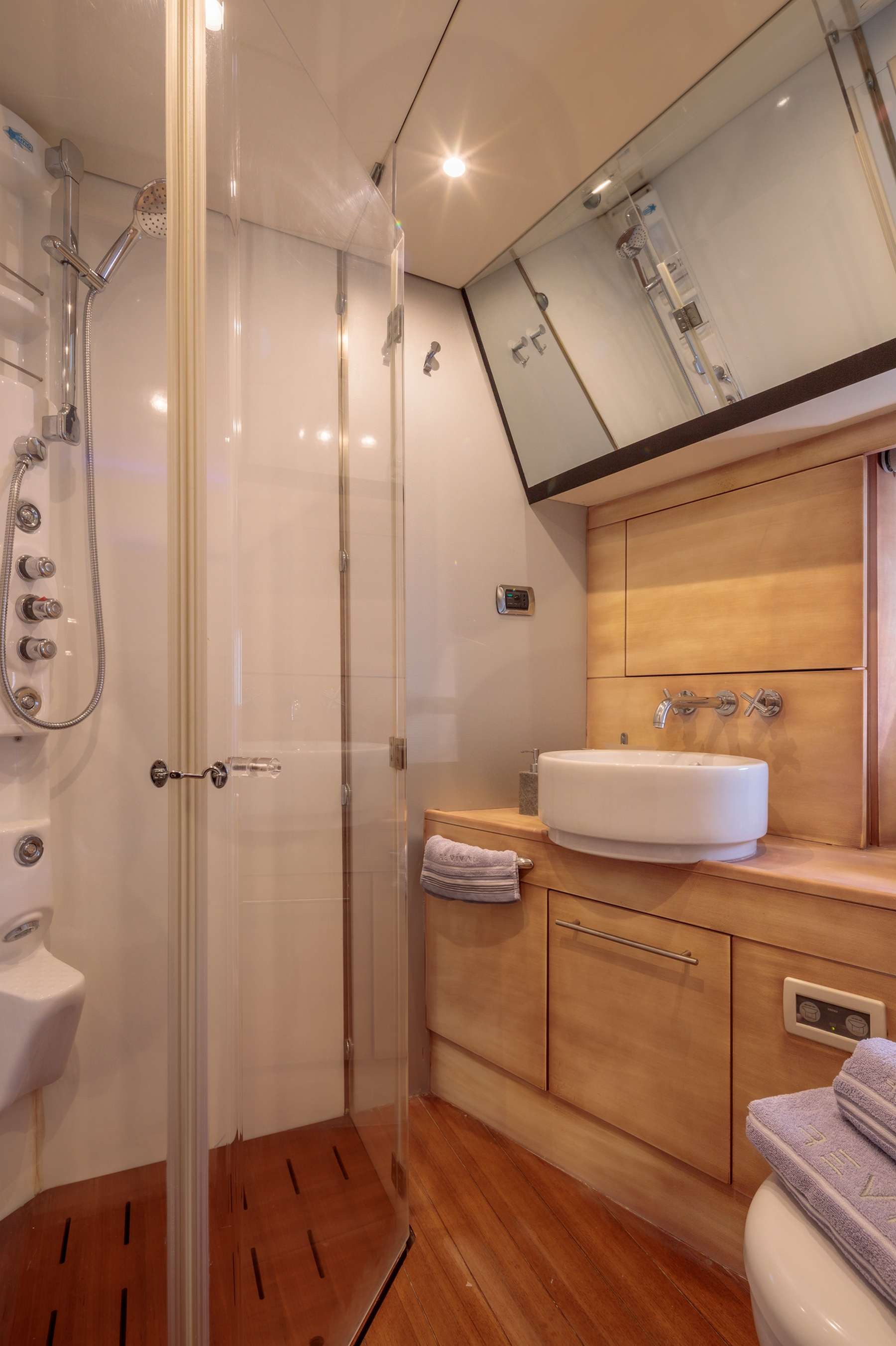REVIVAL Yacht Charter - Twin &amp; Up down cabin bathroom