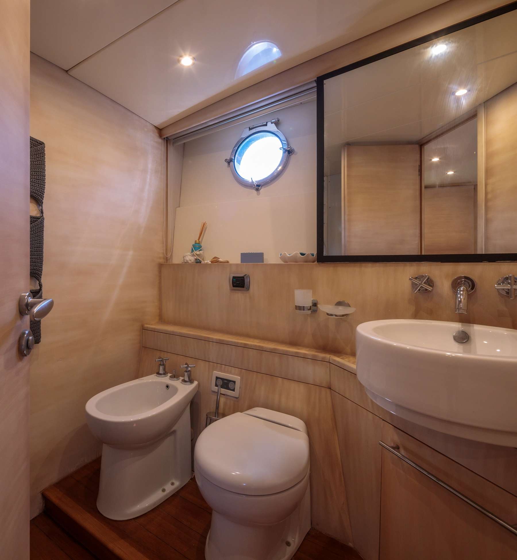 REVIVAL Yacht Charter - Master Bathroorm