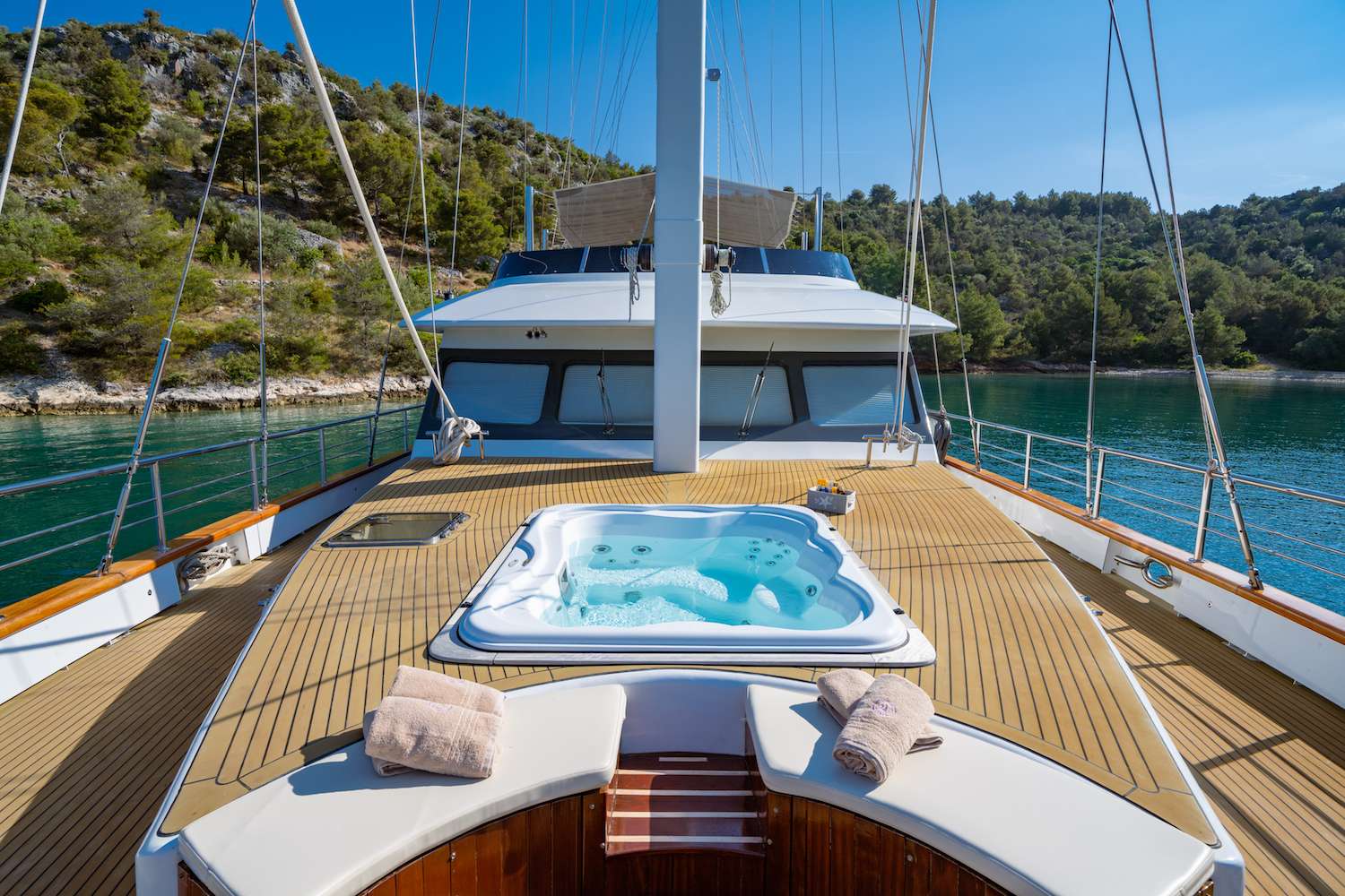 NAVILUX Yacht Charter - Foredeck Jacuzzi