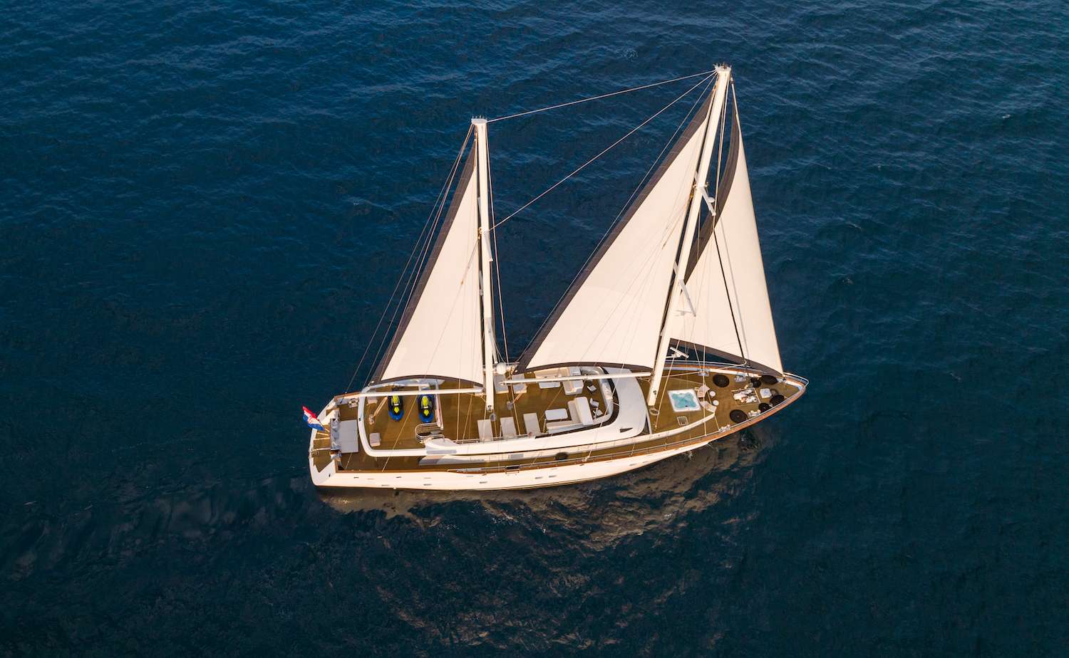 NAVILUX Yacht Charter - Cruising