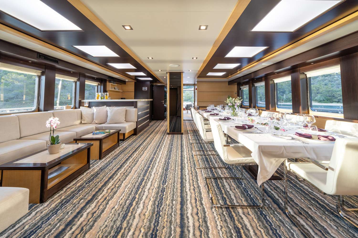 NAVILUX Yacht Charter - Salon