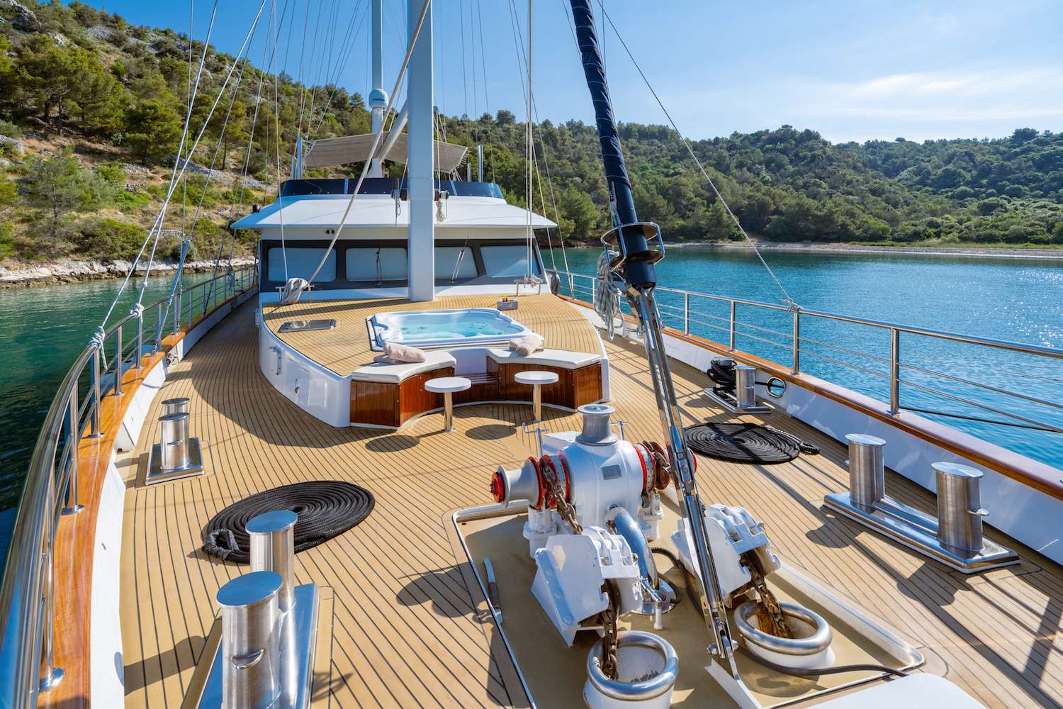 NAVILUX Yacht Charter - Foredeck