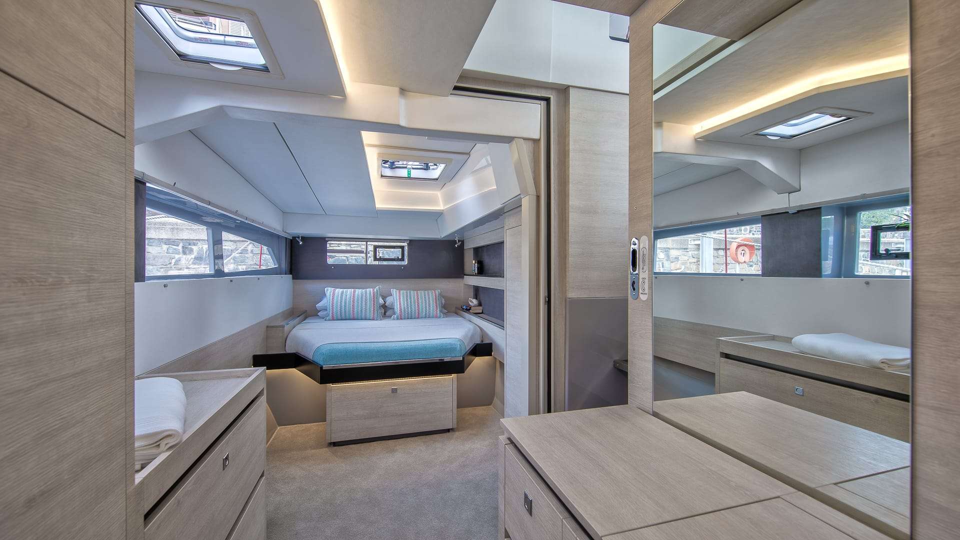 ATUMAVU Yacht Charter - Master cabin suite