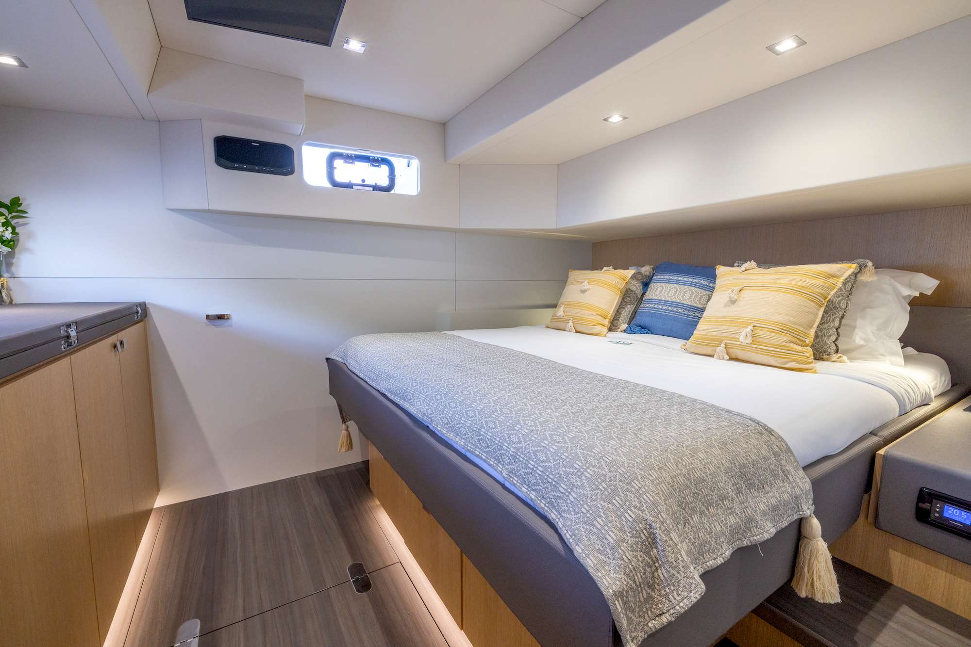 SEGUNDO VIENTO Yacht Charter - Aft queen berth guest suite
