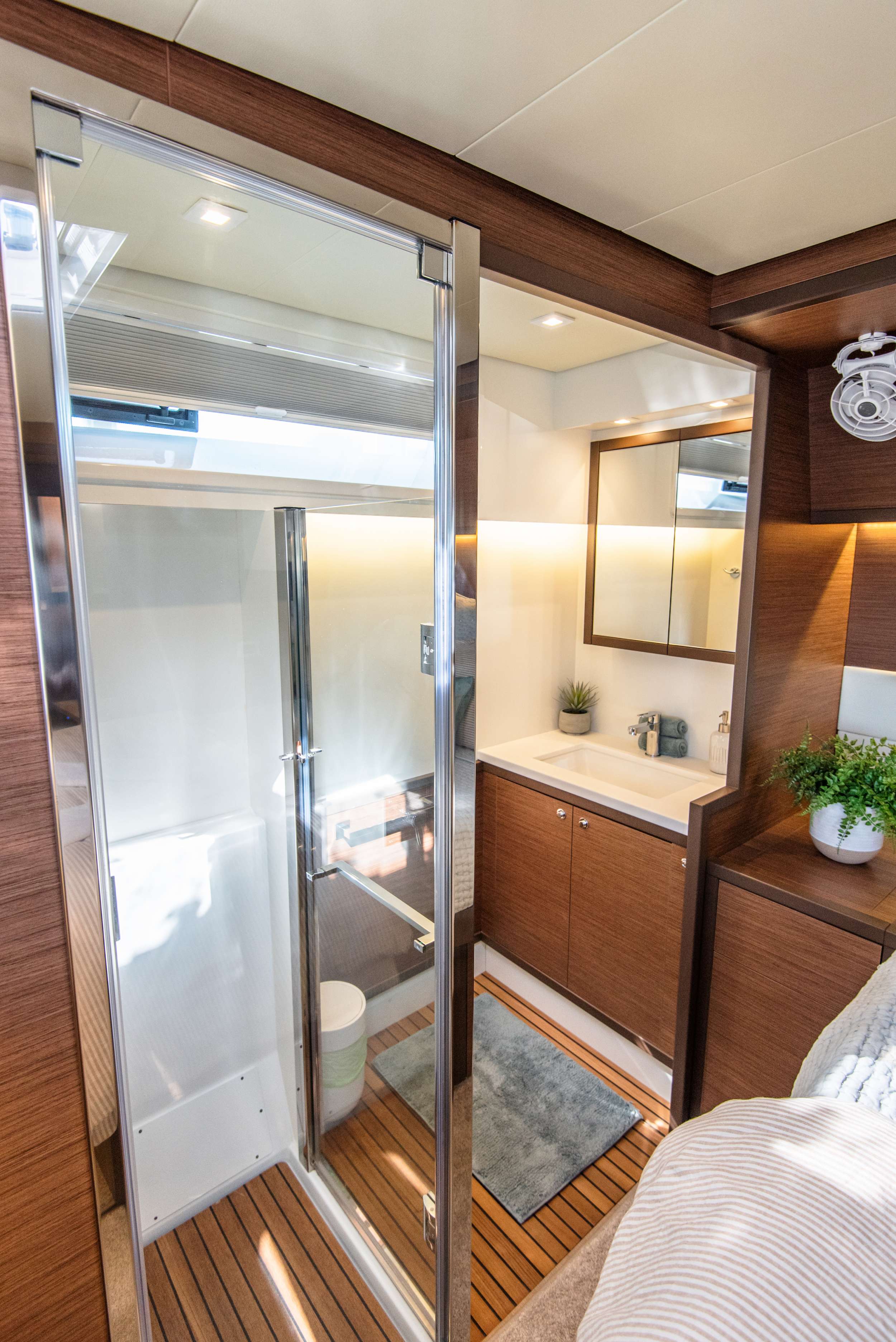 LIQUID ZEN Yacht Charter - Main Cabin Bathroom