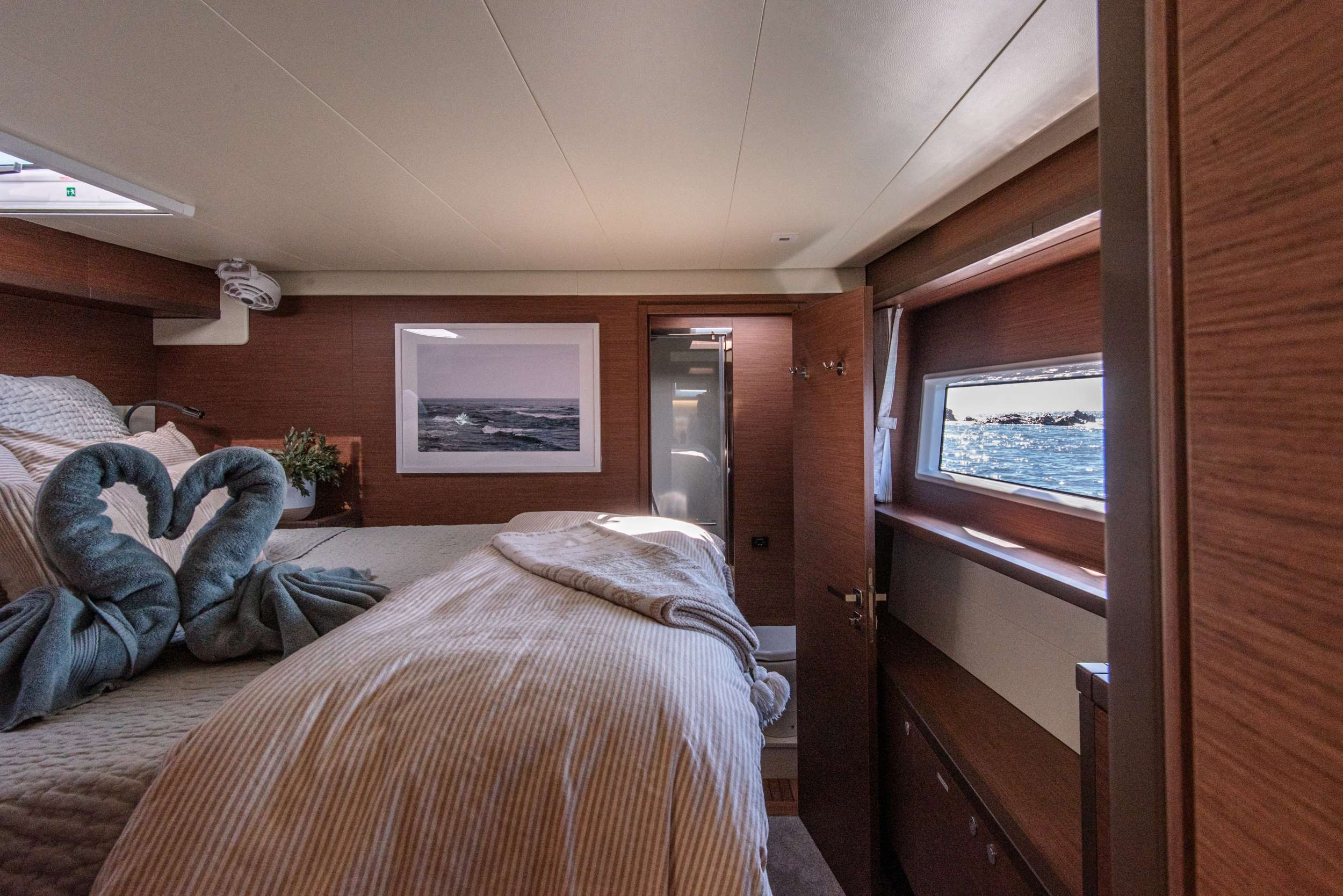 LIQUID ZEN Yacht Charter - Starboard Forward Queen Cabin