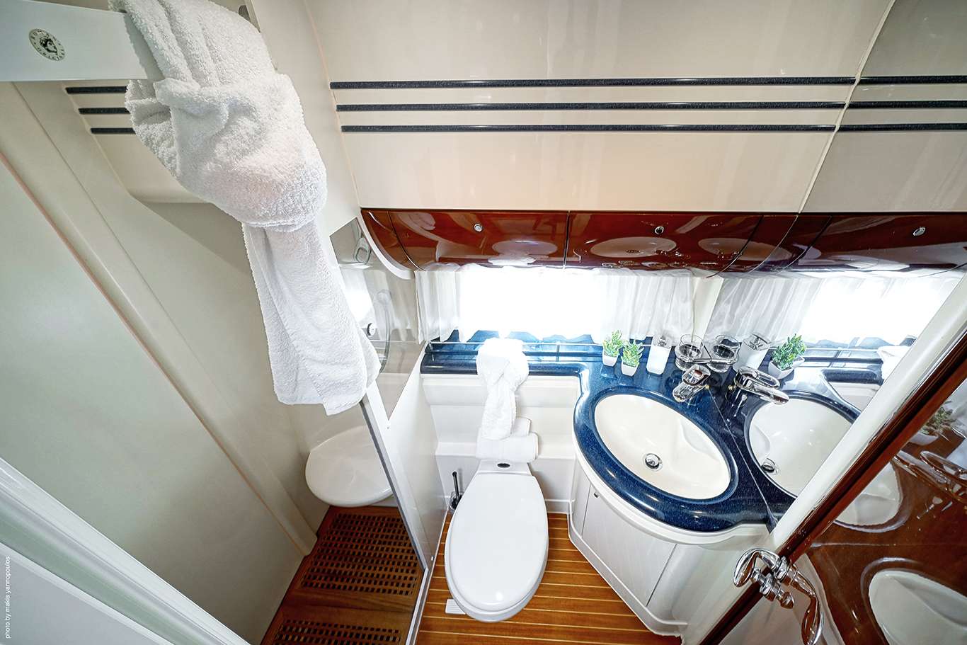 DISTAR PRINCESS Yacht Charter - Twin Cabin Facilities shared with the other twin Cabin