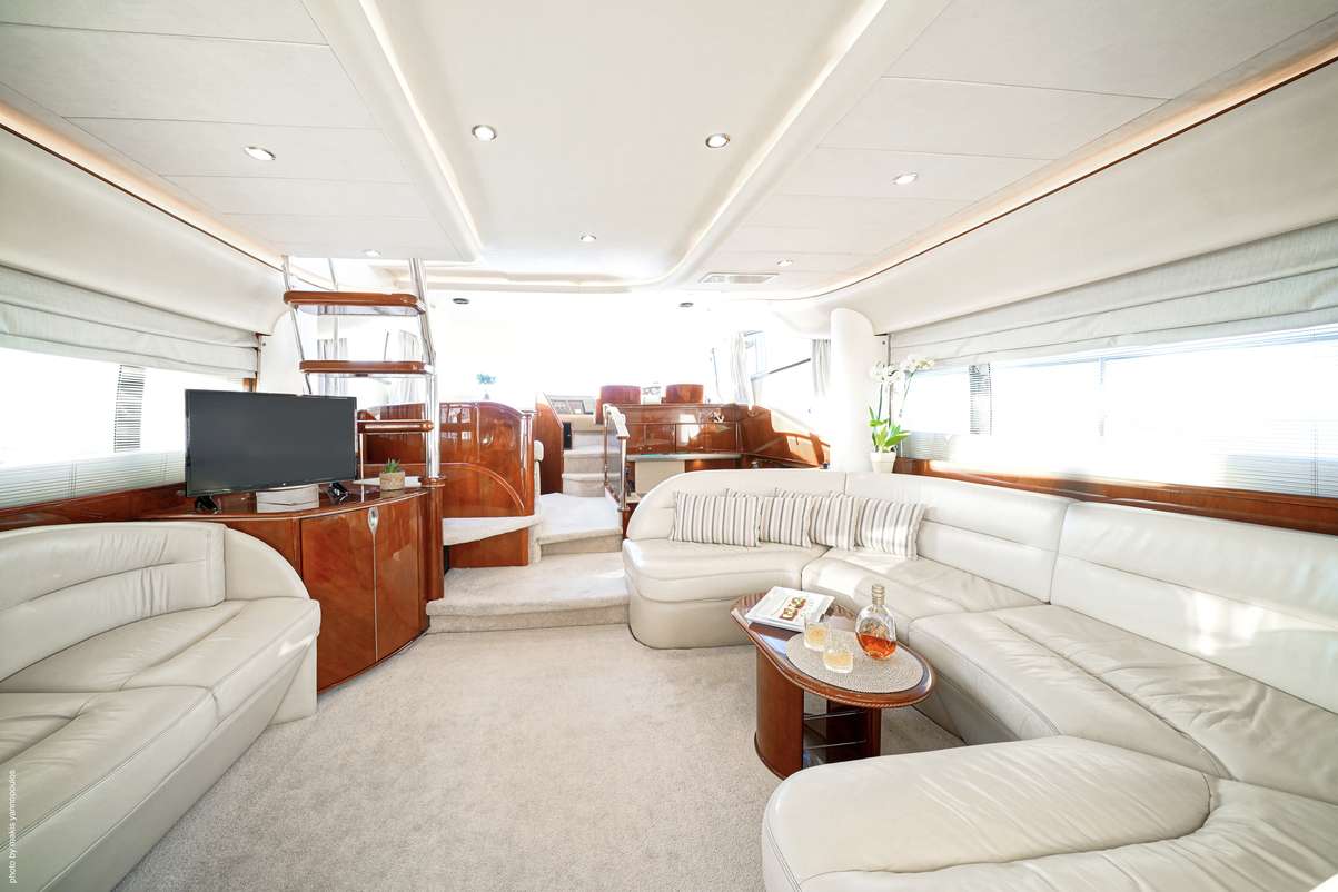 DISTAR PRINCESS Yacht Charter - Interior Salon