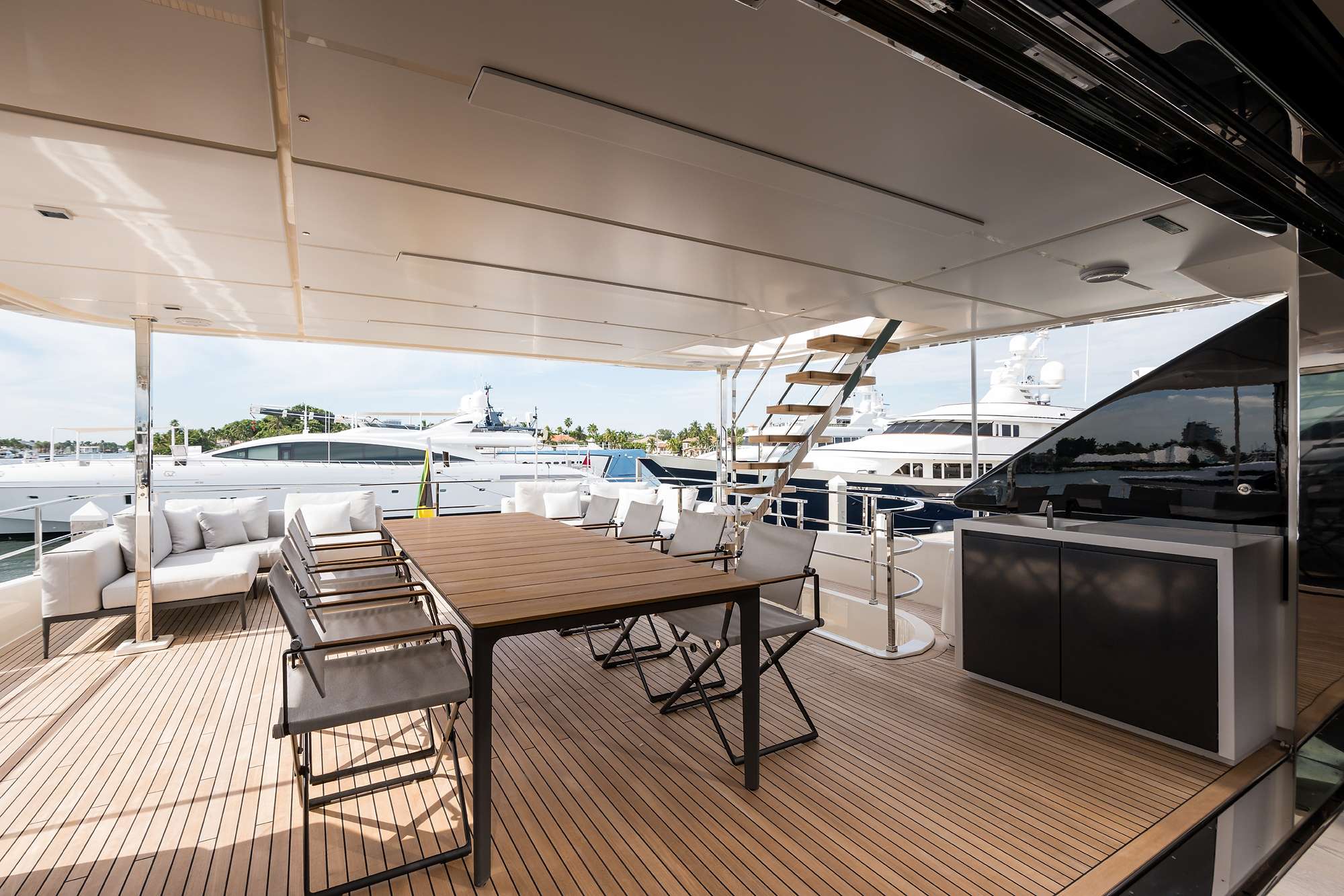 Mid deck alfresco dining