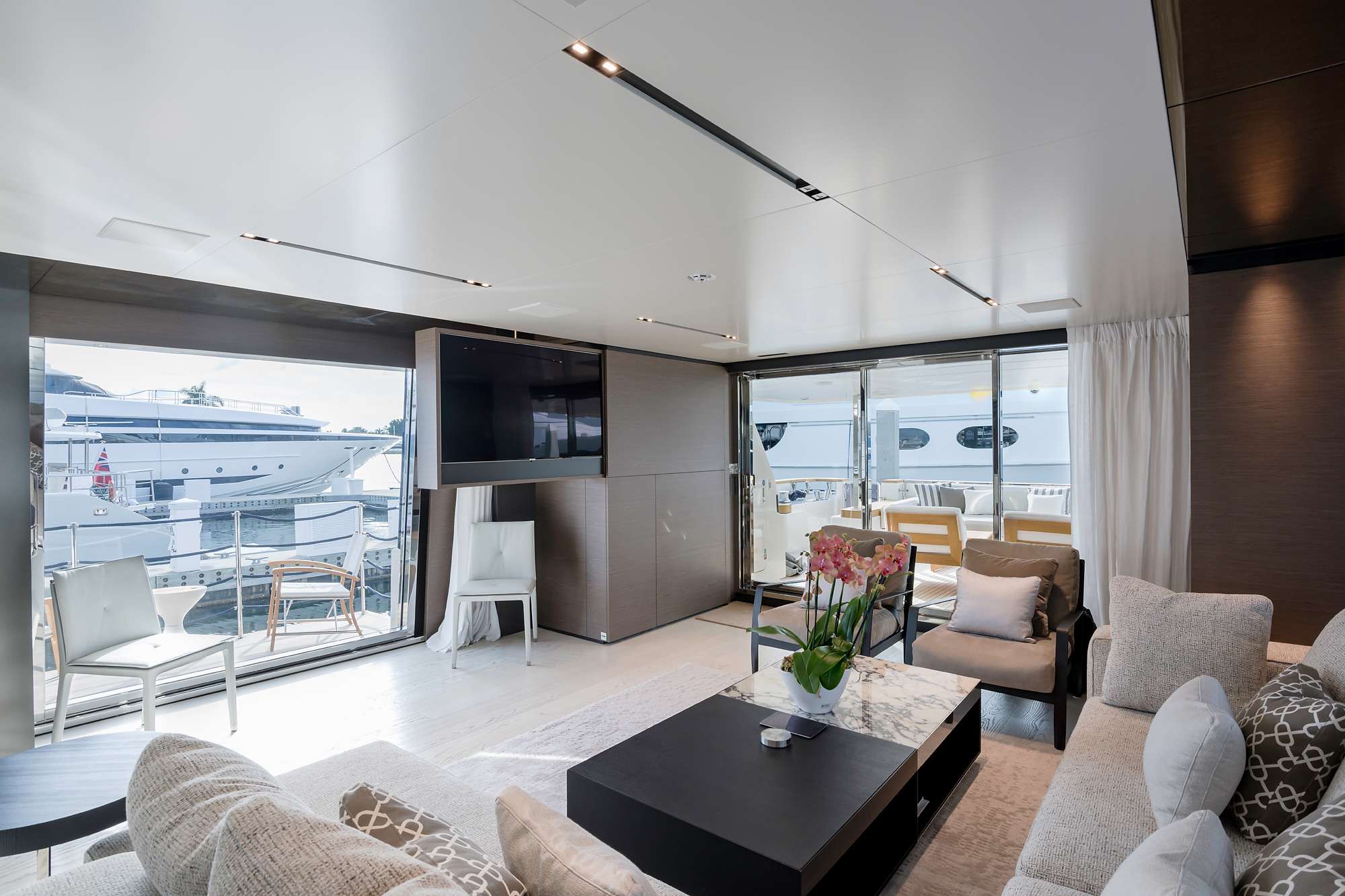 Salon with balcony 