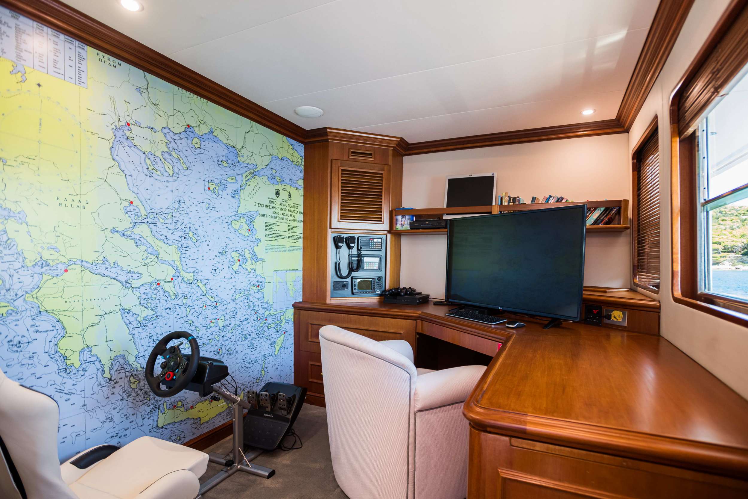 WIND OF FORTUNE Yacht Charter - Office - Playroom