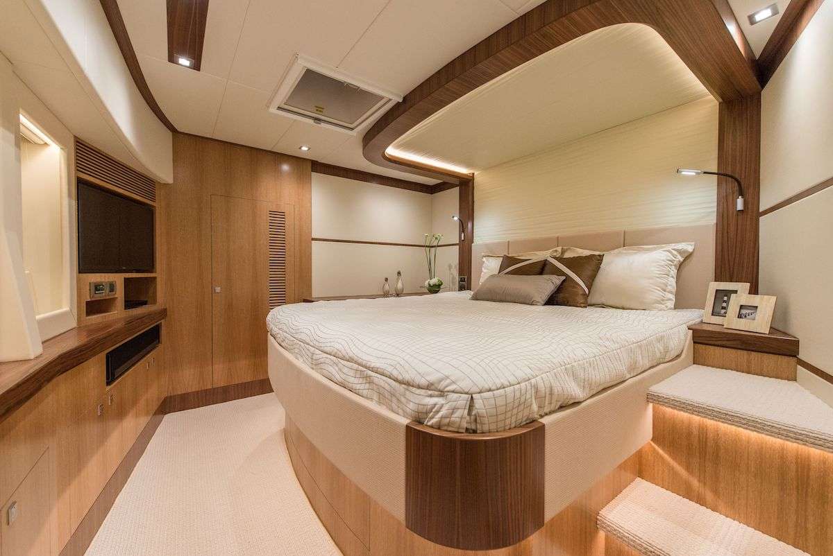 SEAGLASS 74 Yacht Charter - VIP King Stateroom
