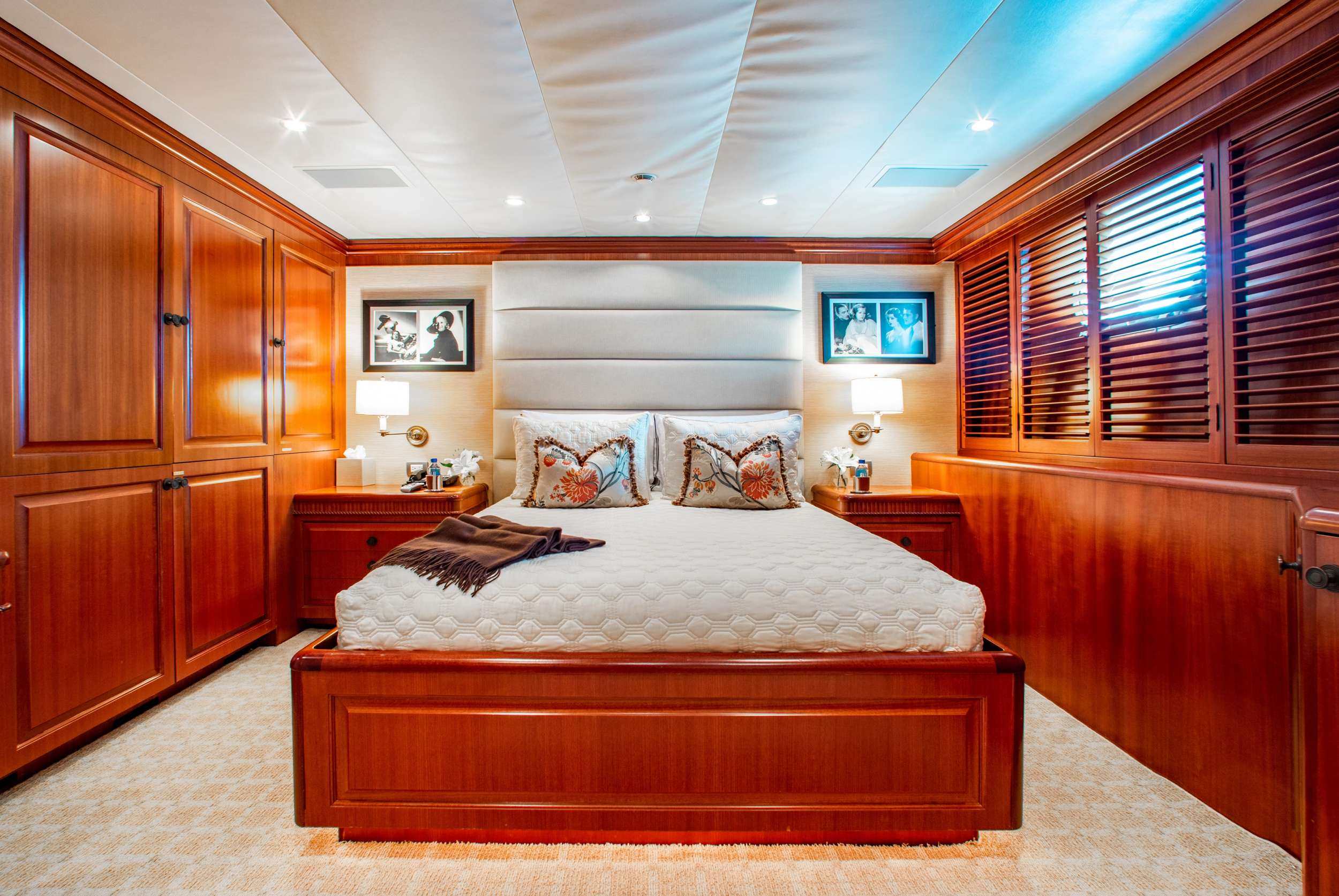 QUEEN CABIN