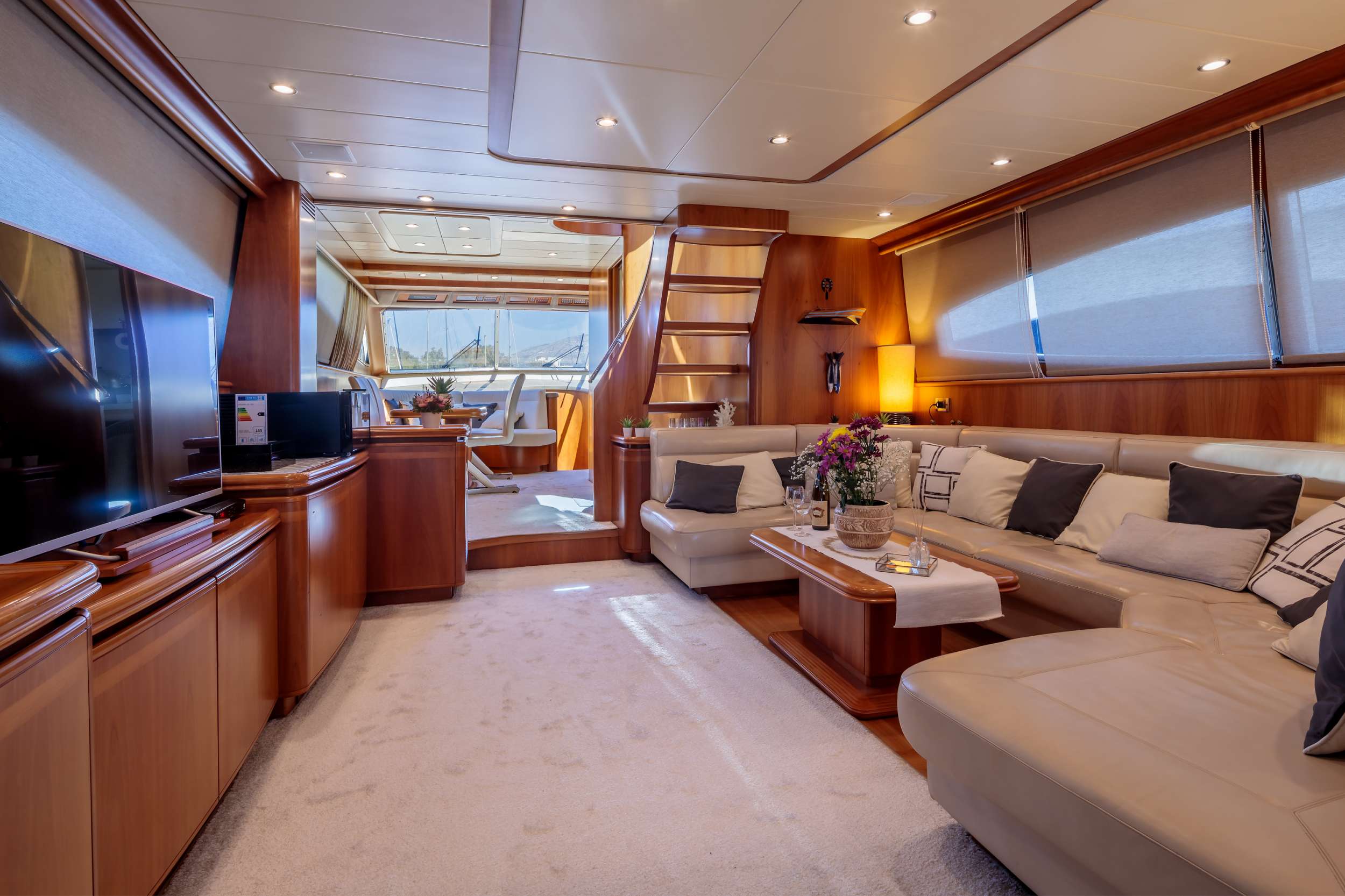 GORGEOUS Yacht Charter - Salon