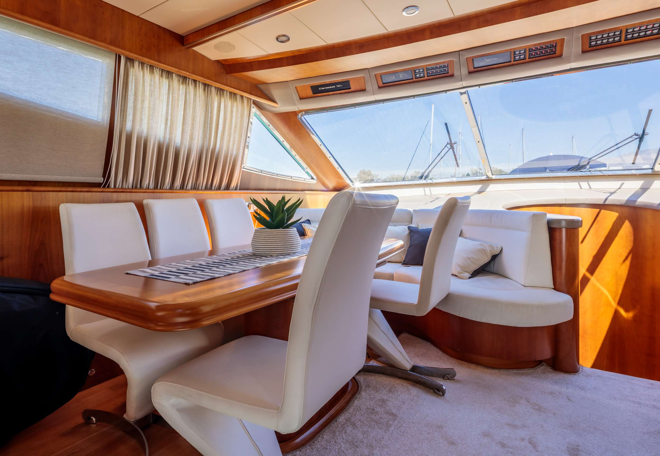 GORGEOUS Yacht Charter - Dining area