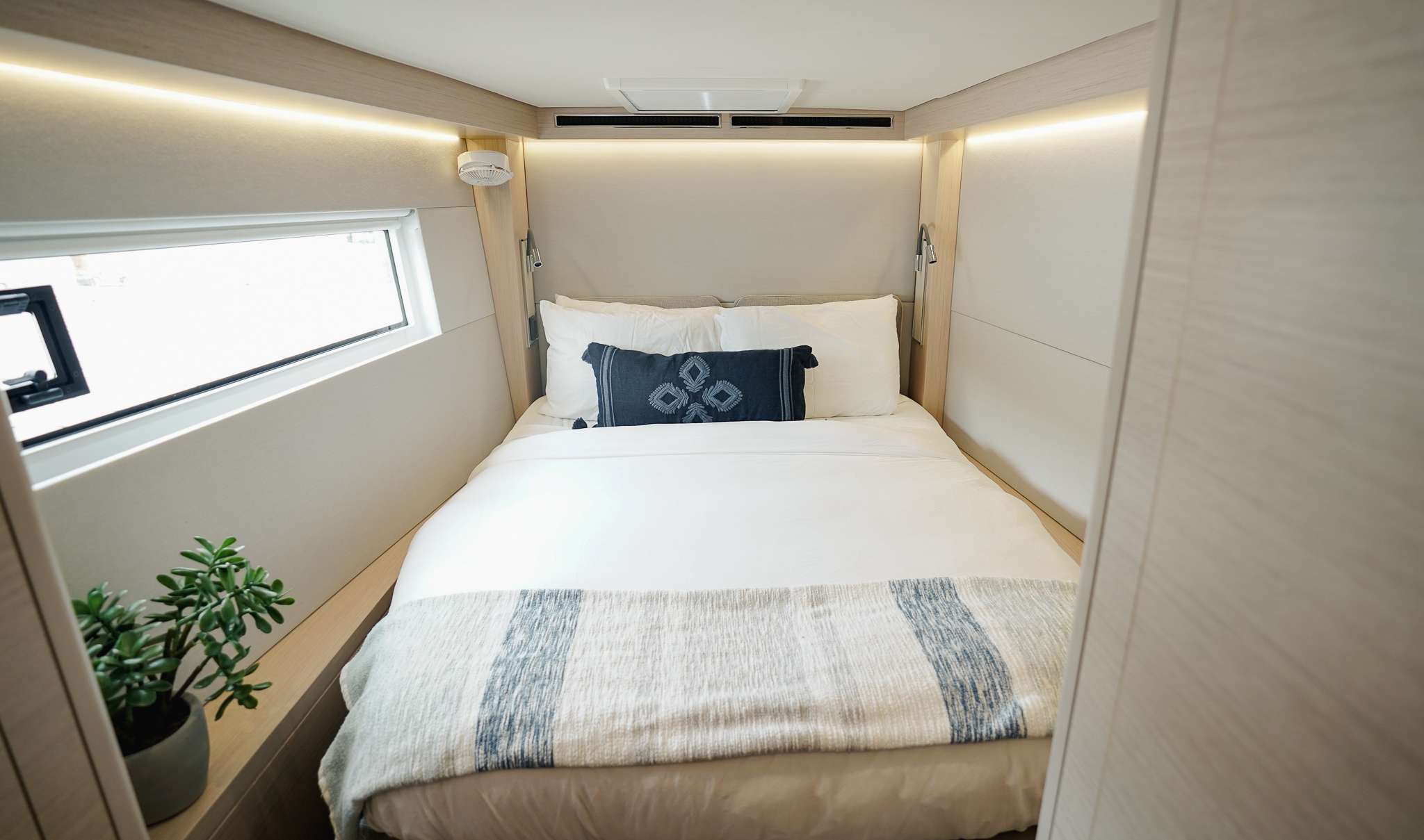 ETHER Yacht Charter - Guest Cabin