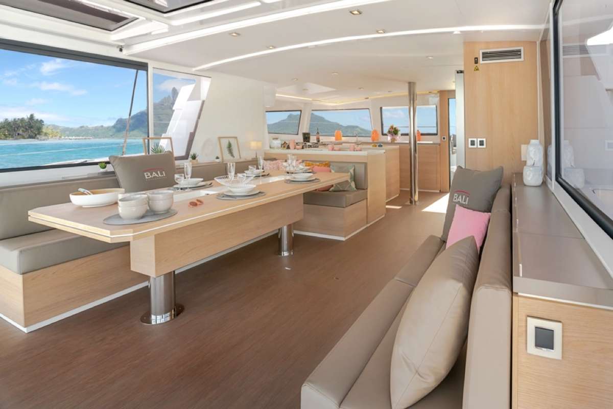 Salon Dining Area