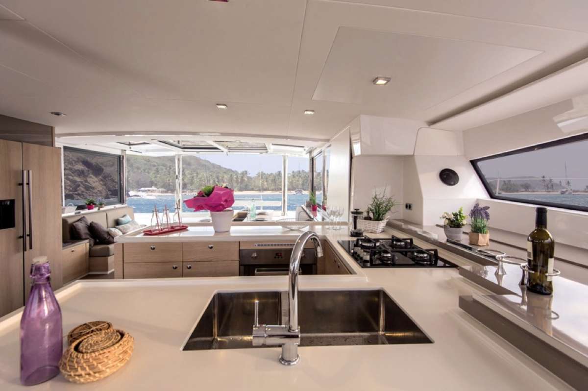 Galley to Salon/Cockpit