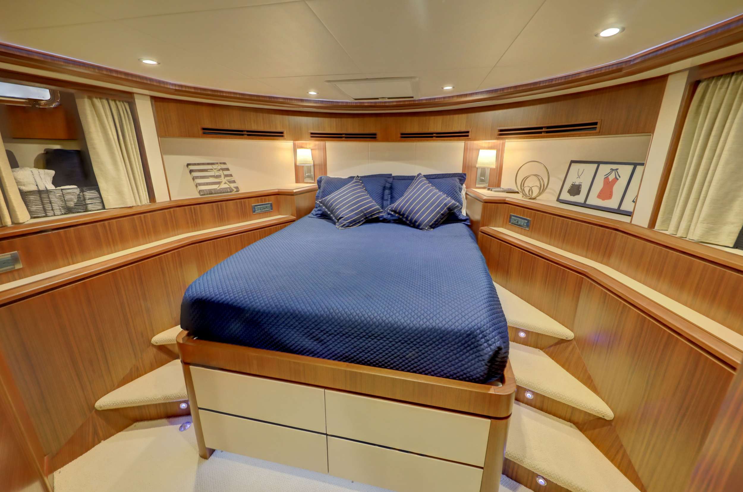 UNCORKED Yacht Charter - VIP Stateroom Other