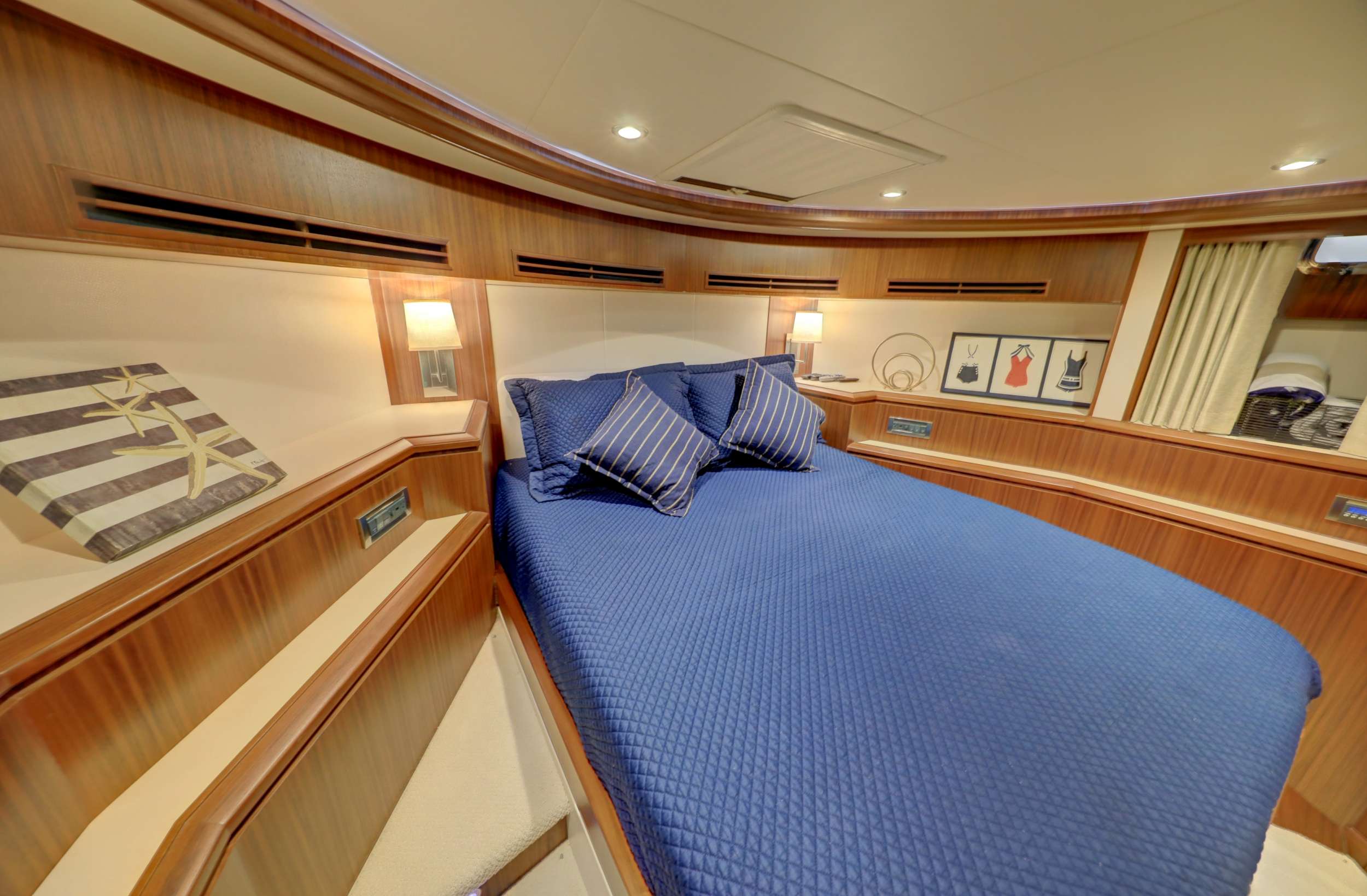 UNCORKED Yacht Charter - VIP Stateroom