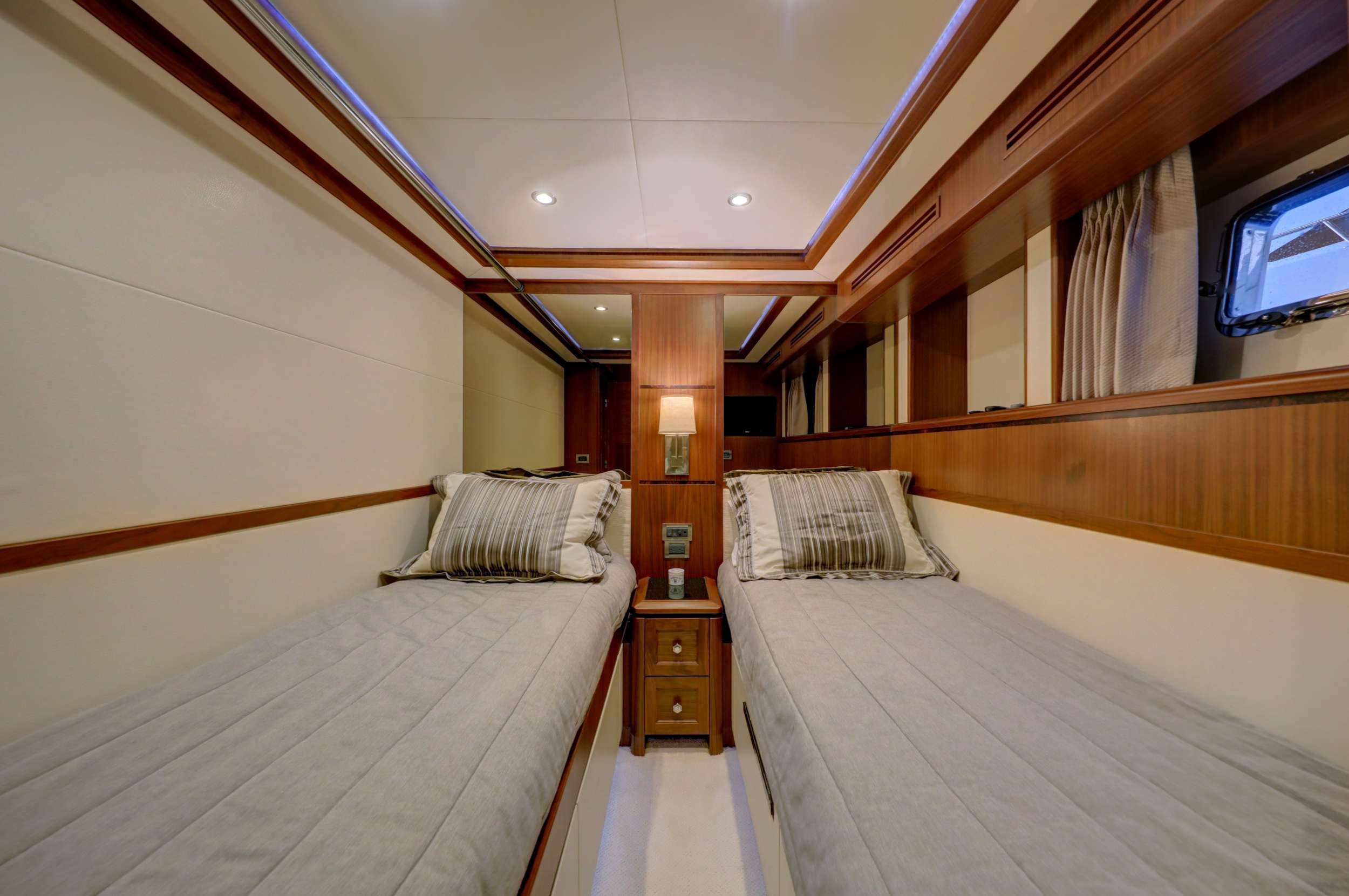 UNCORKED Yacht Charter - Stbd Twin Stateroom