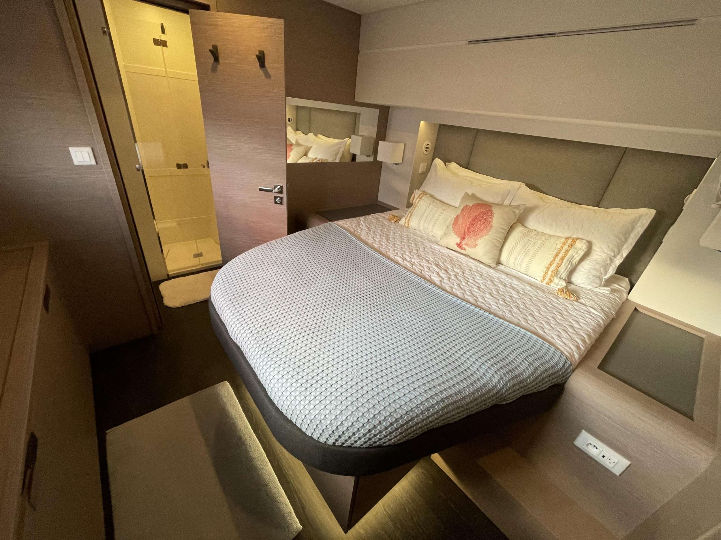 KRAZY KAT Yacht Charter - Guest cabin 2