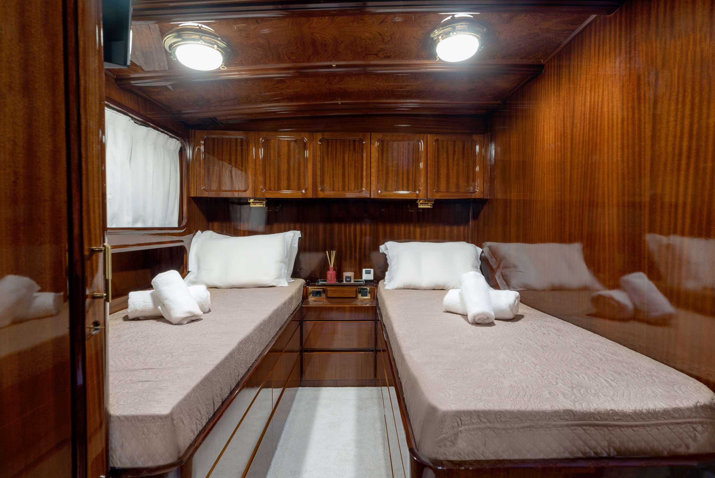 SPIRIT L Yacht Charter - Twin cabin