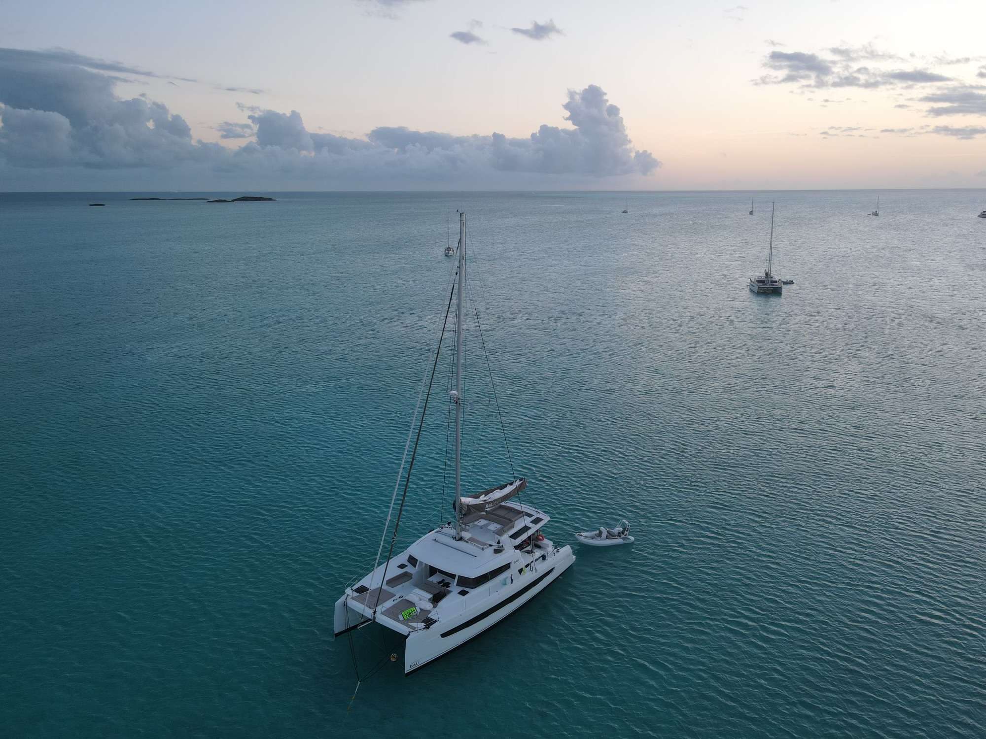 LOCATION 5.4 Yacht Charter - Tender