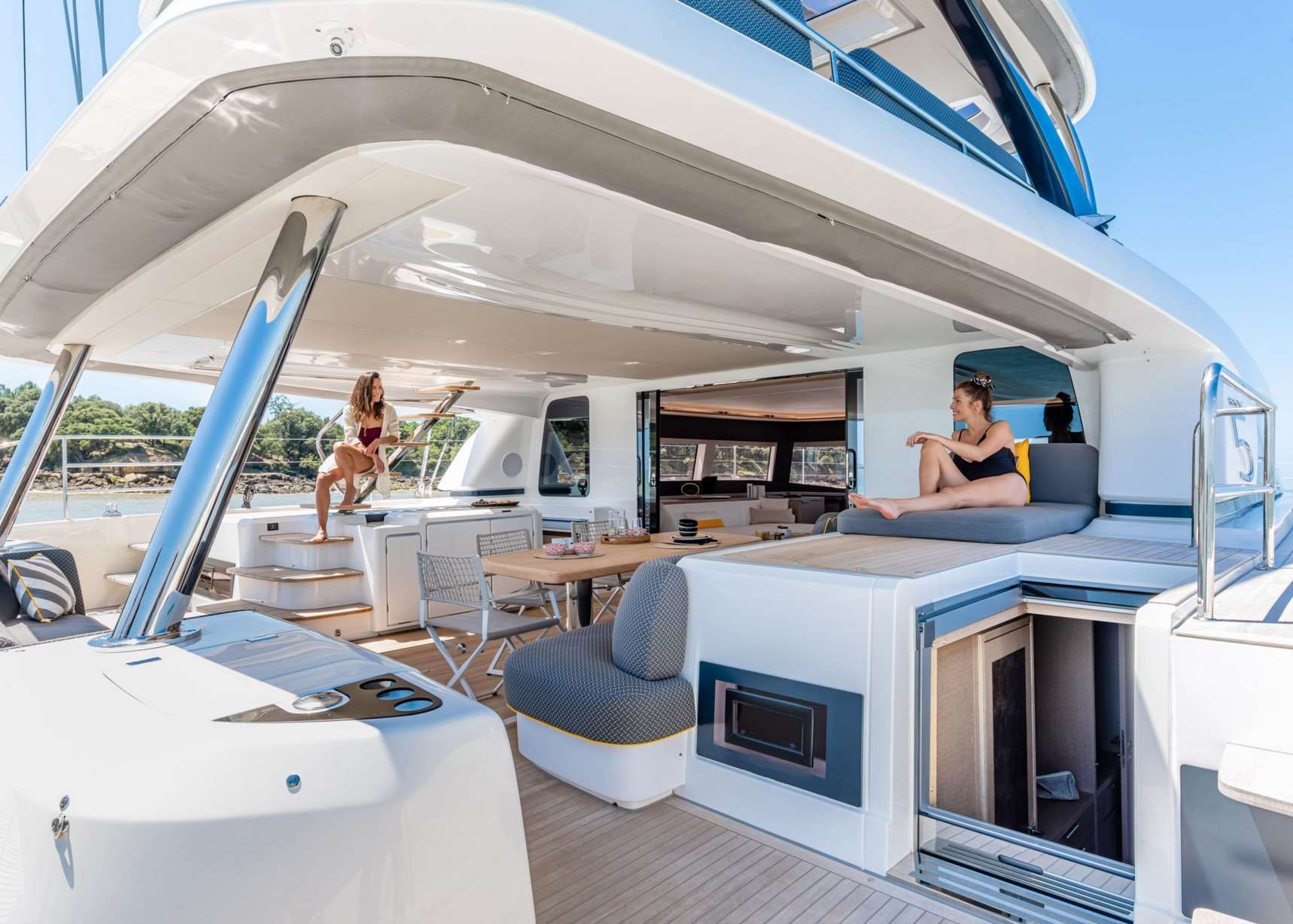 Aftdeck dining and relaxing