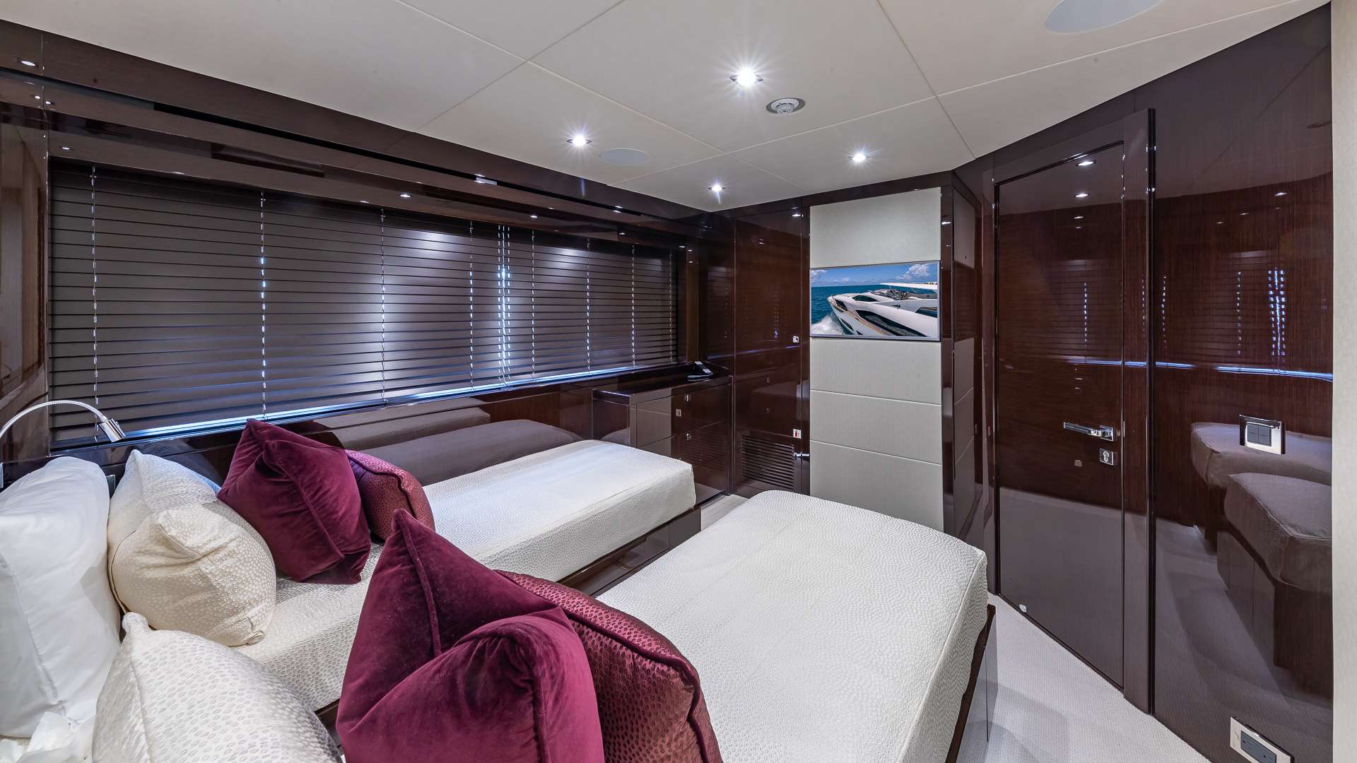 MIRRACLE Yacht Charter - Twin/Queen convertible