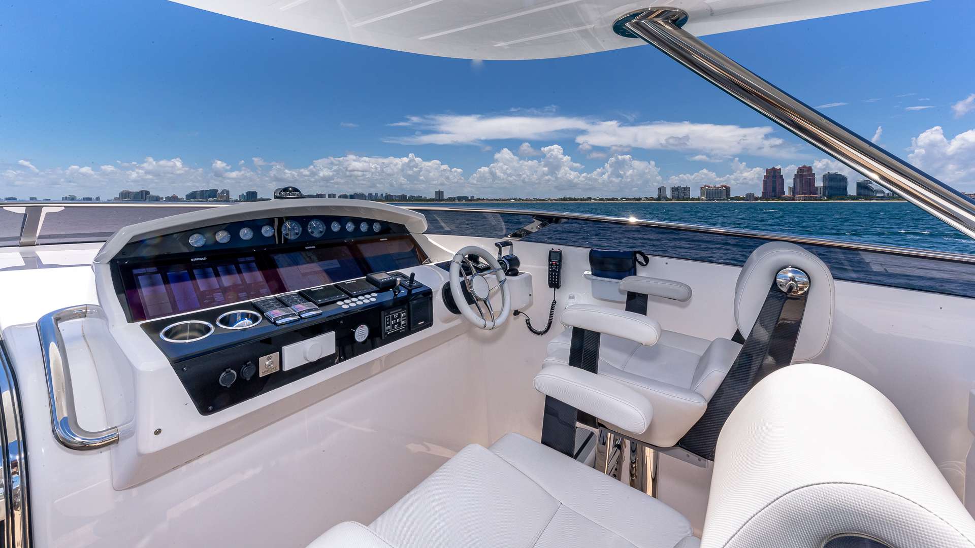 MIRRACLE Yacht Charter - Helm station