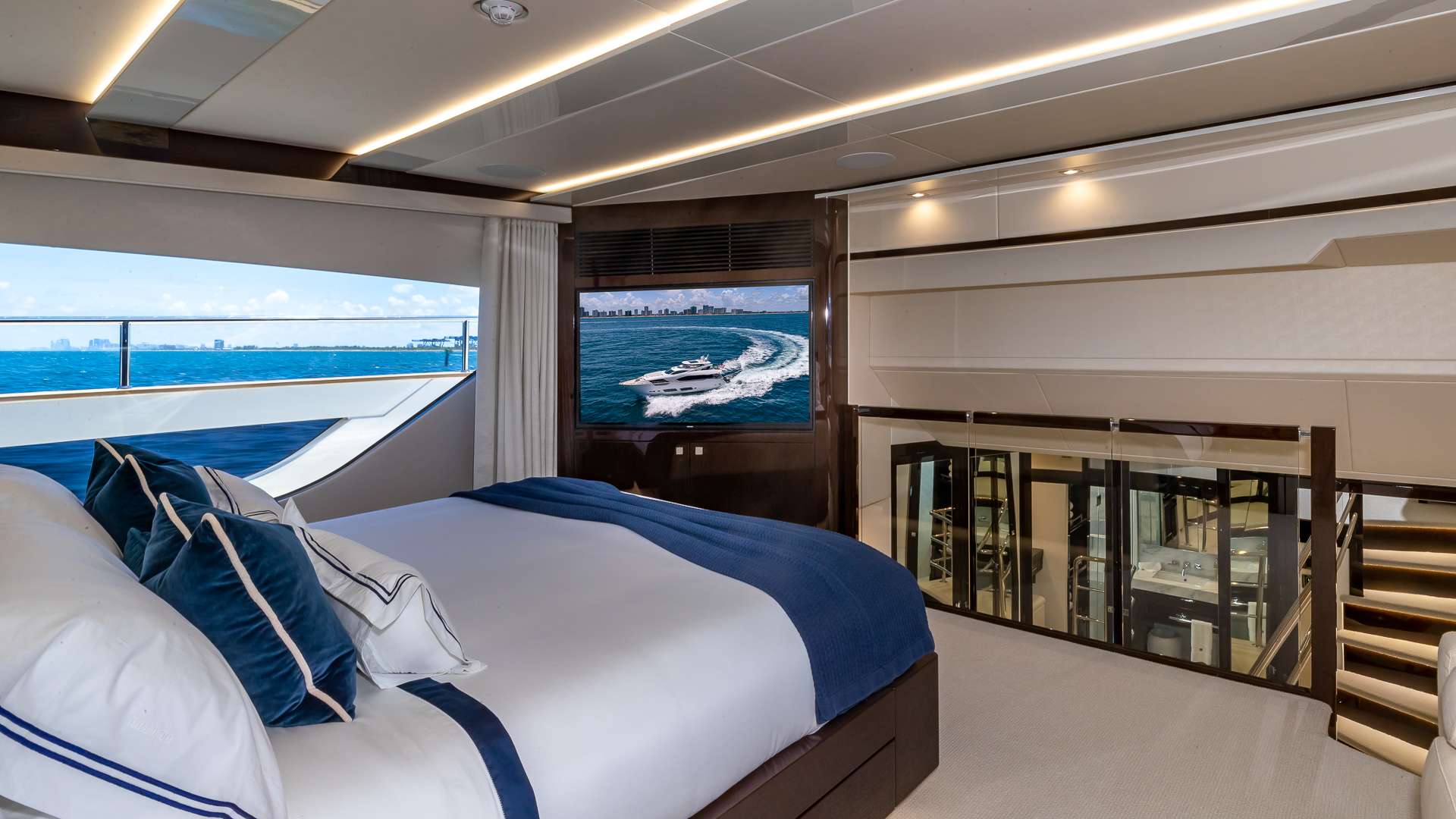 MIRRACLE Yacht Charter - Master stateroom