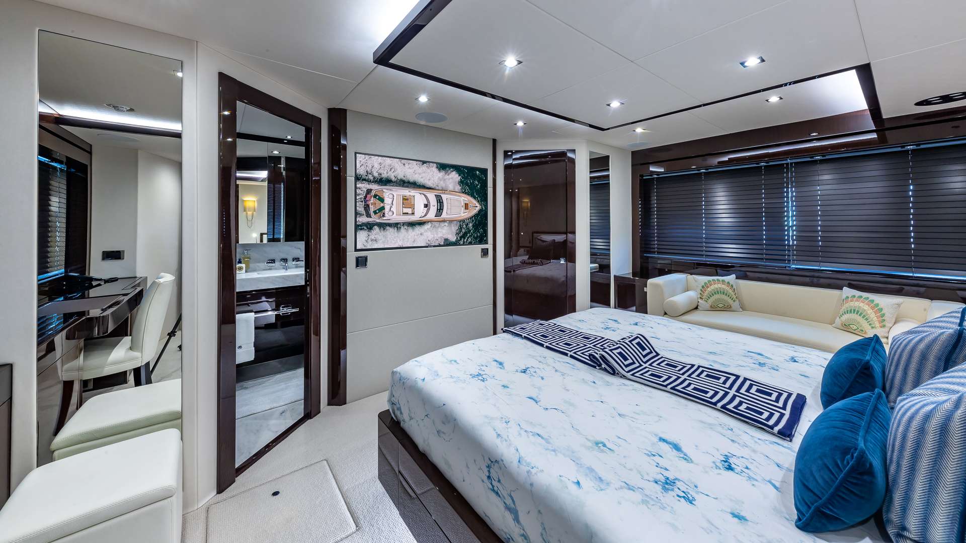 MIRRACLE Yacht Charter - VIP Stateroom