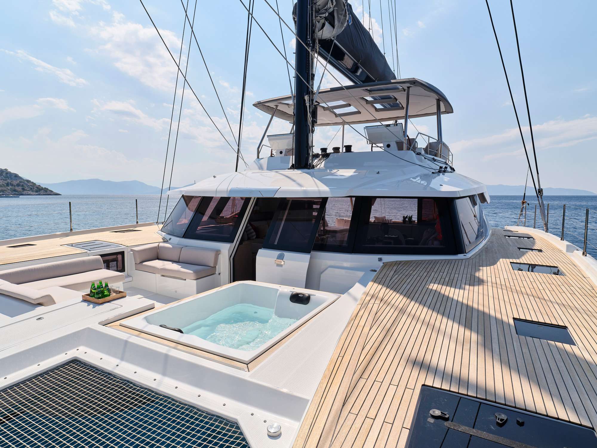 Fore deck with Jacuzzi