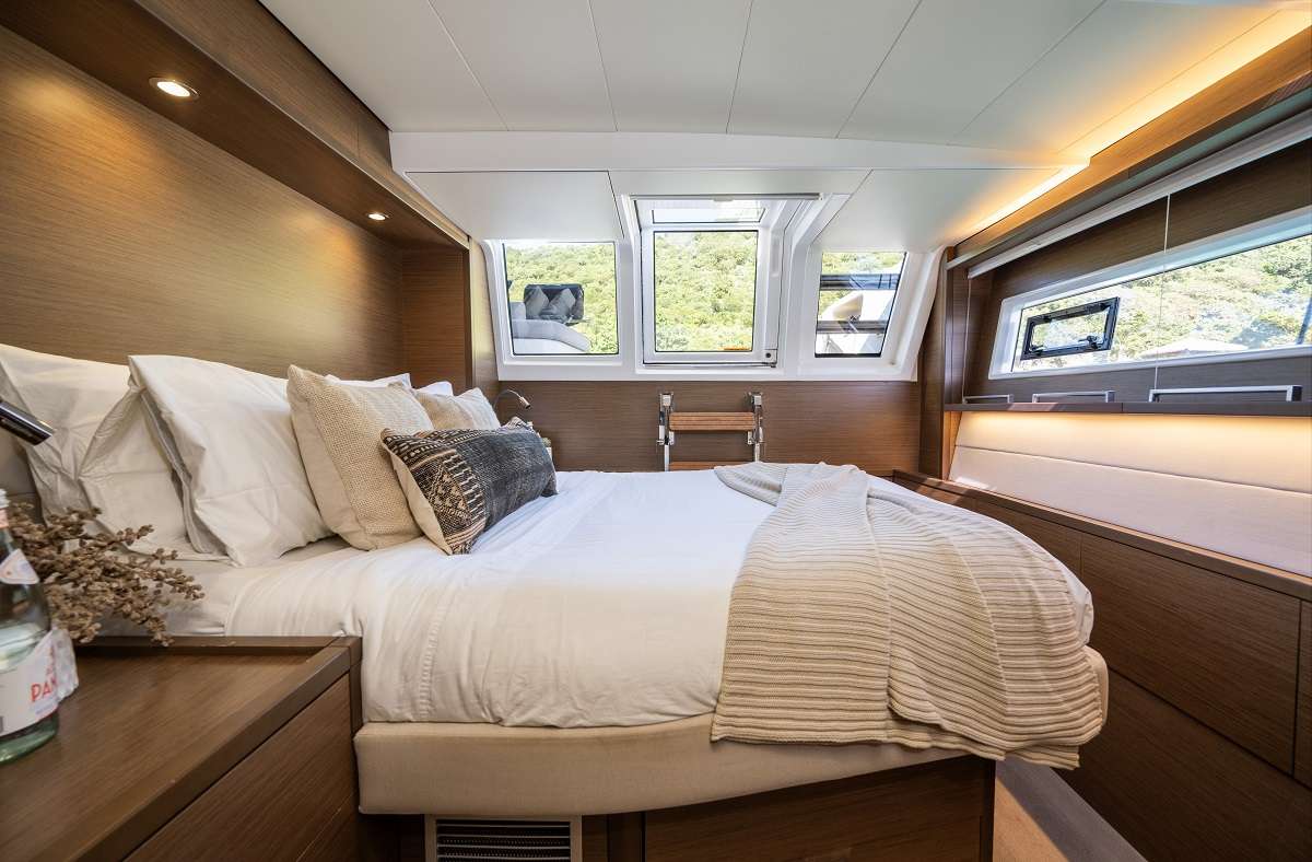 DRAGONFLY Yacht Charter - VIP Stateroom