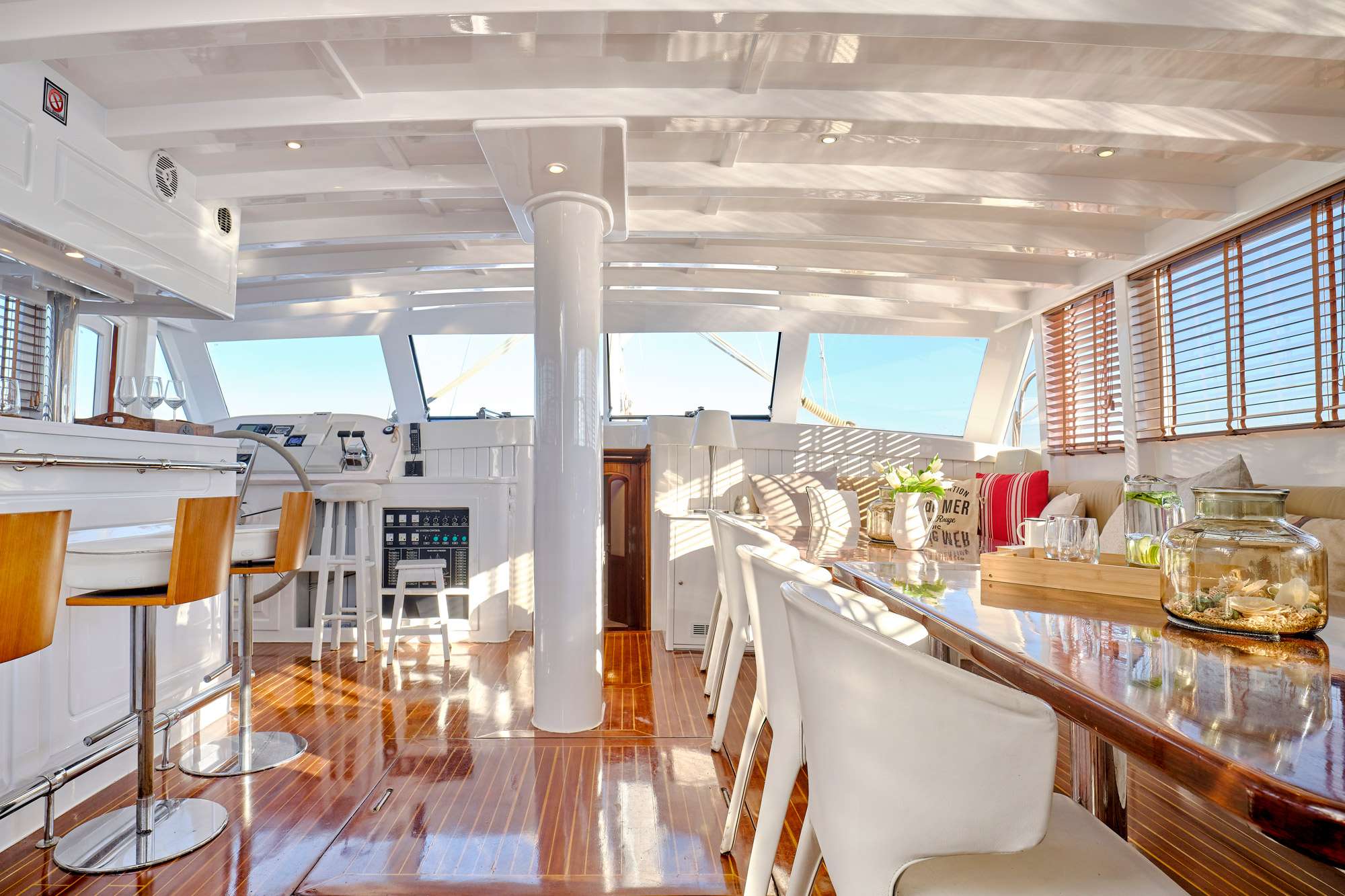 WHITE PEARL Yacht Charter - Saloon other view