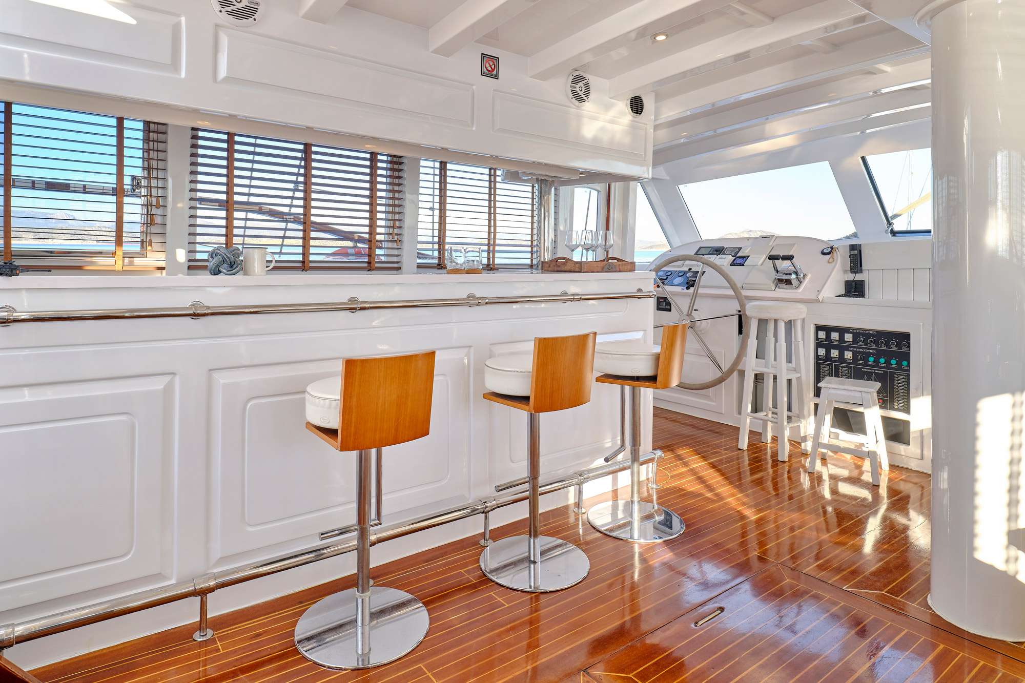 WHITE PEARL Yacht Charter - Bar other view