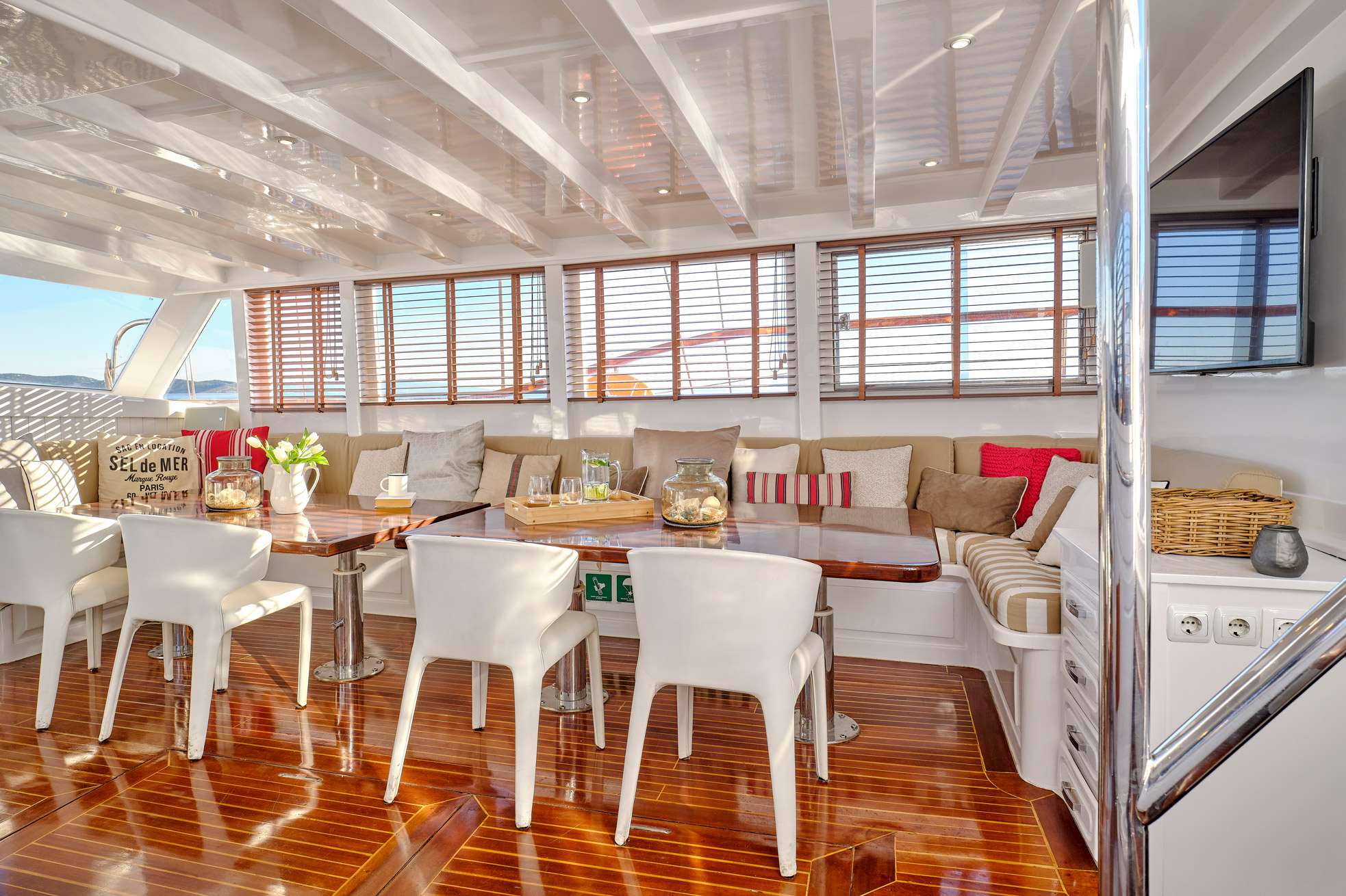 WHITE PEARL Yacht Charter - Saloon