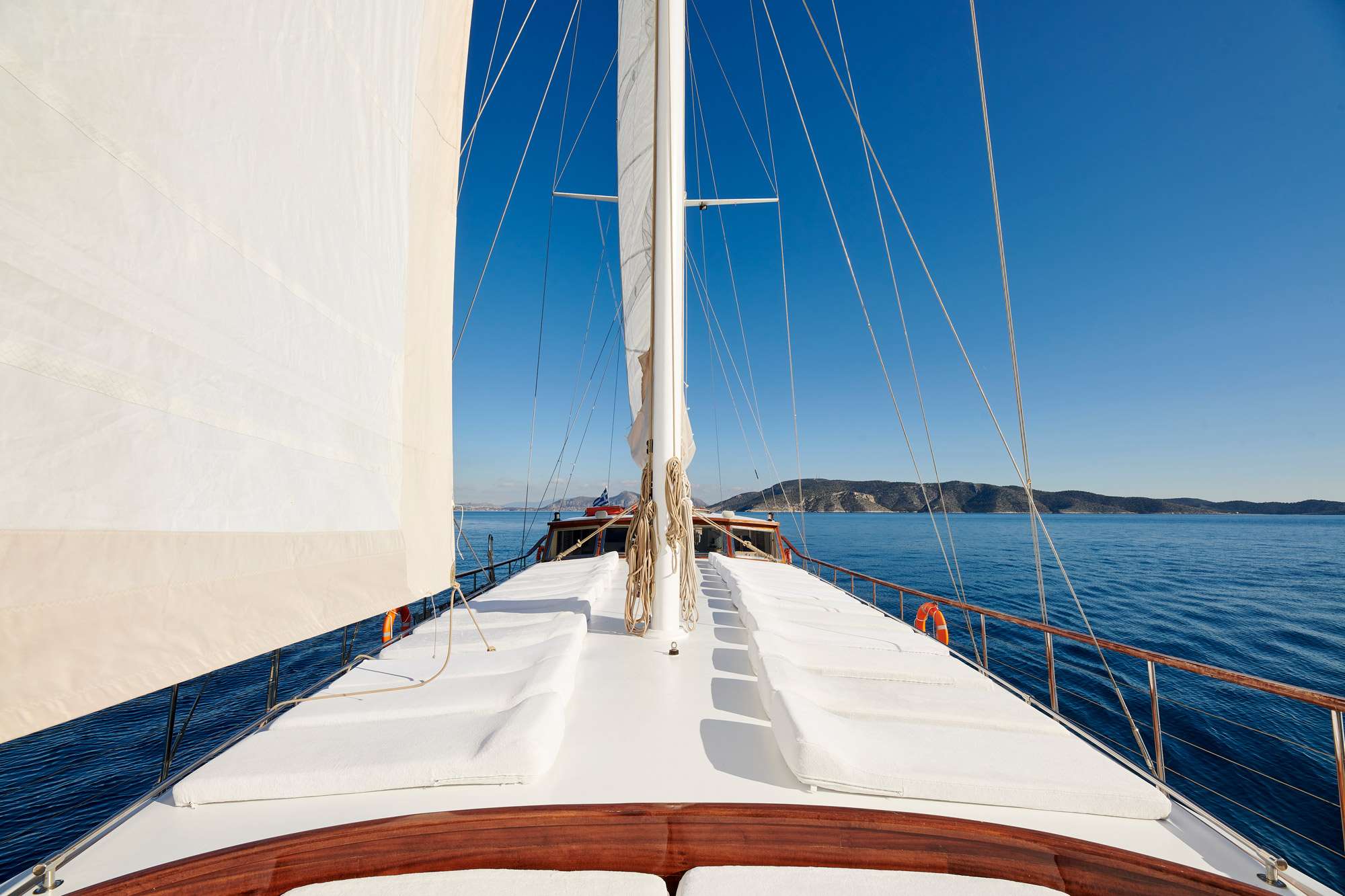 WHITE PEARL Yacht Charter - Fore deck