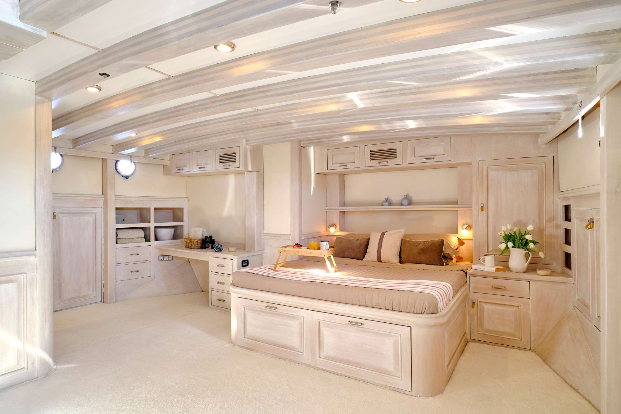 WHITE PEARL Yacht Charter - Master cabin