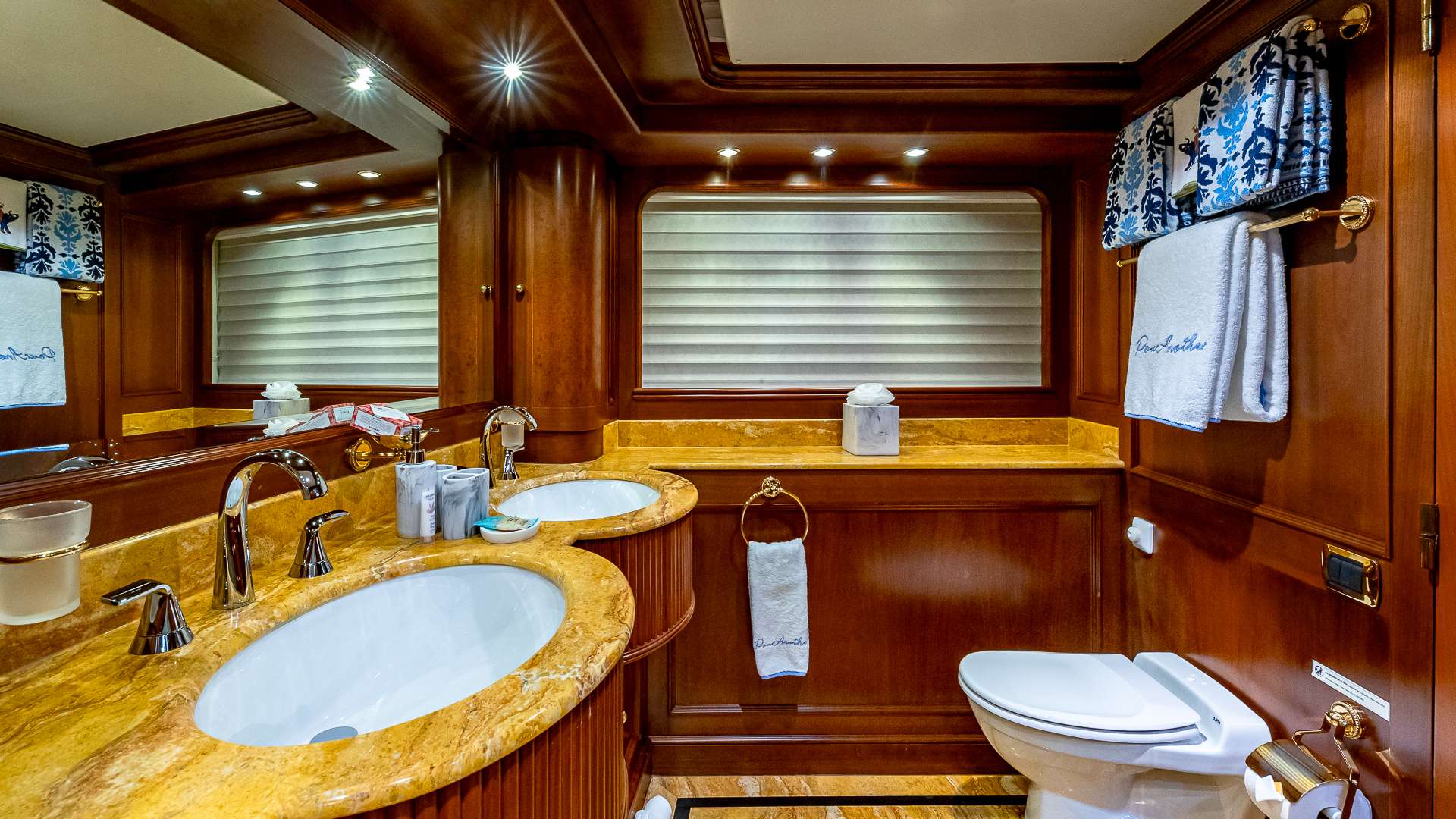 POUR ANOTHER Yacht Charter - master bath
