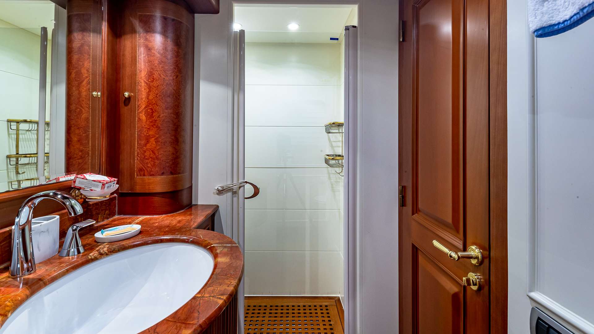 POUR ANOTHER Yacht Charter - guest bath