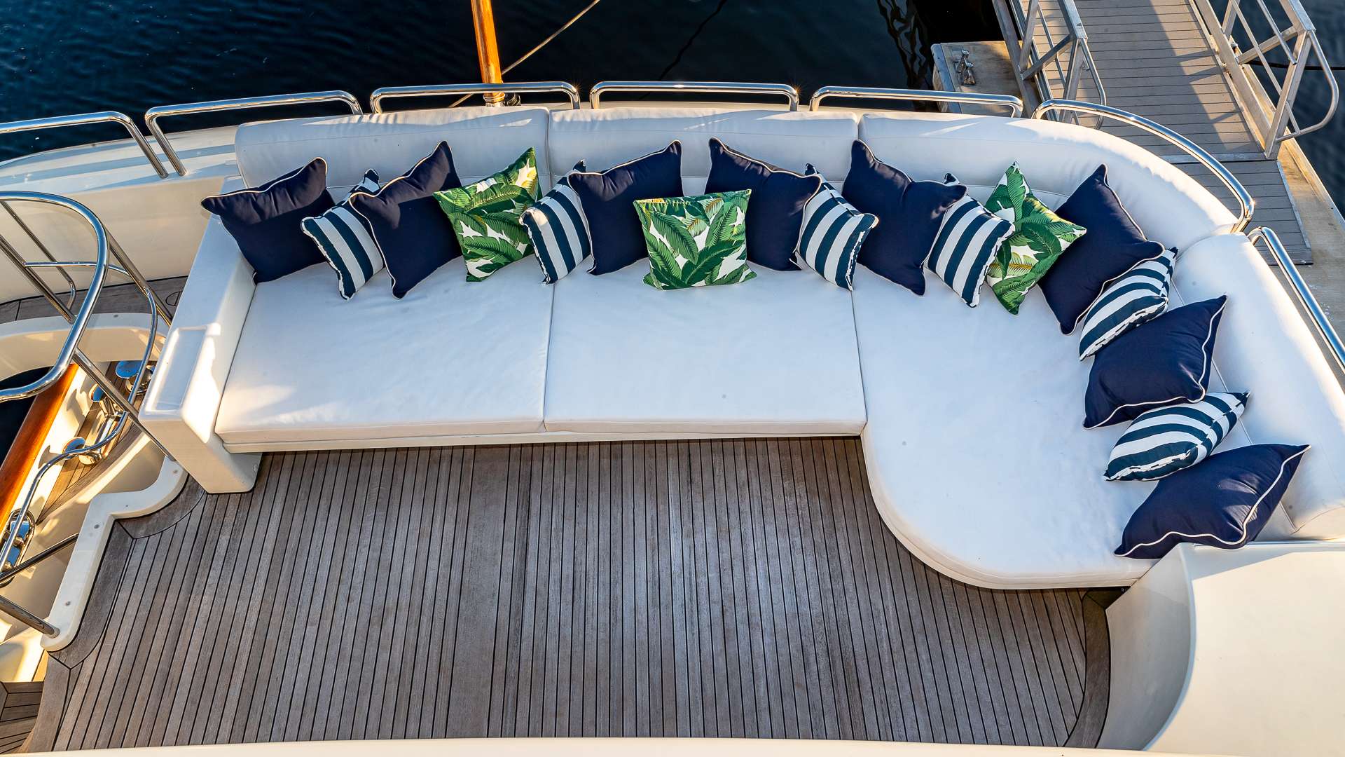 POUR ANOTHER Yacht Charter - Mid deck