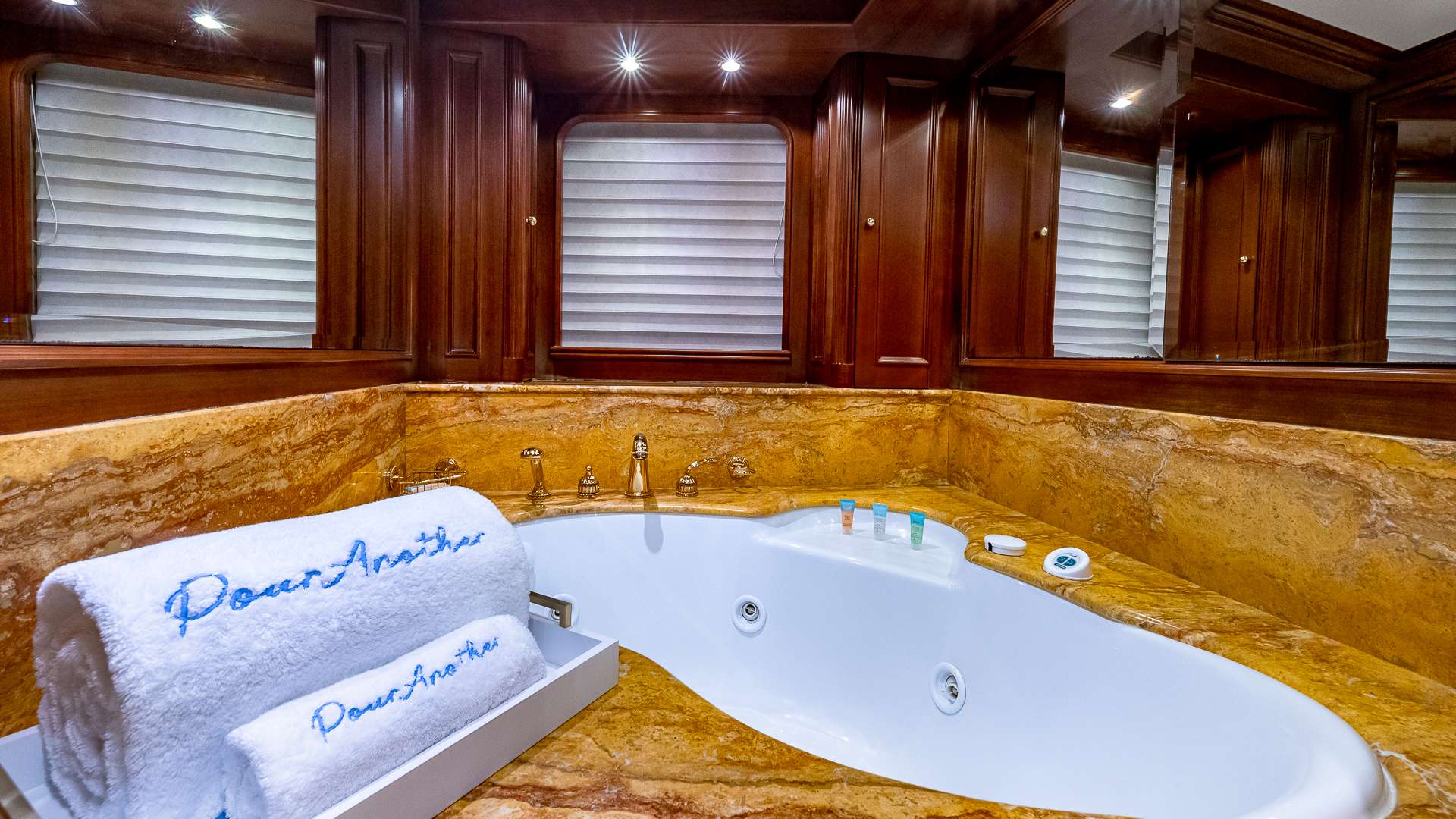 POUR ANOTHER Yacht Charter - Master tub