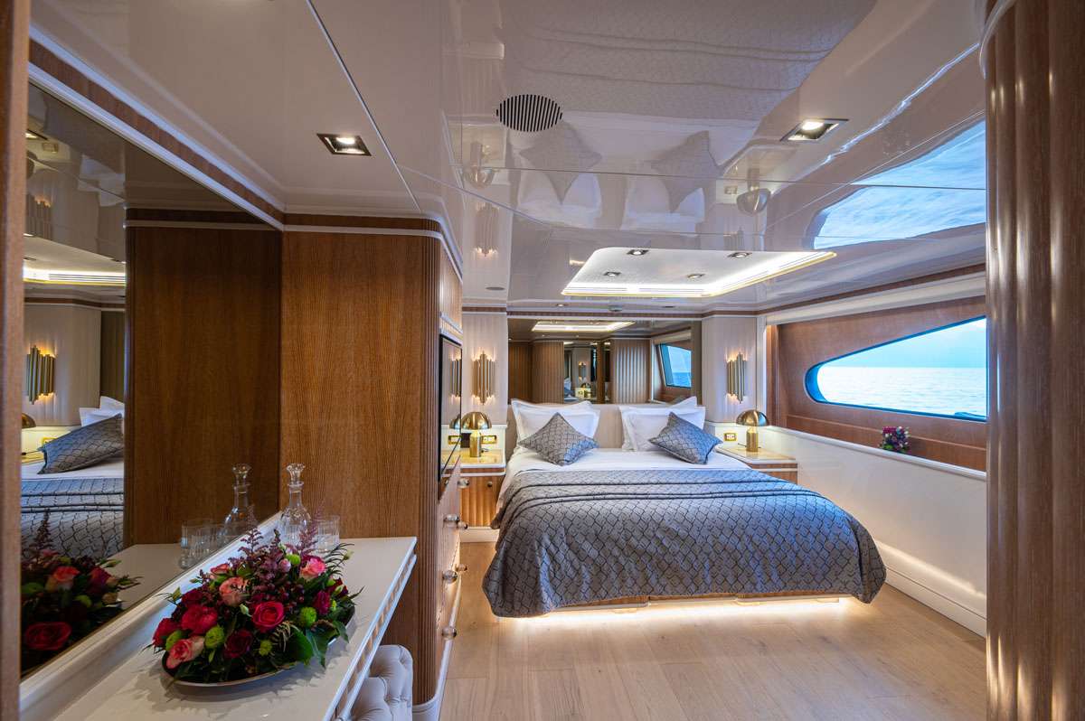 BARENTS Yacht Charter - VIP Suite upper deck