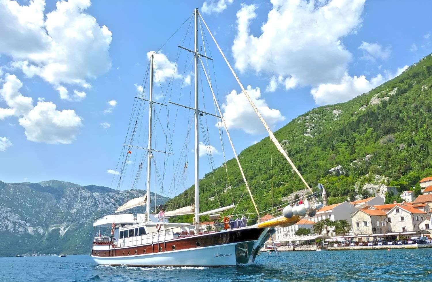 Yacht Charter WHITE SWAN | Ritzy Charters