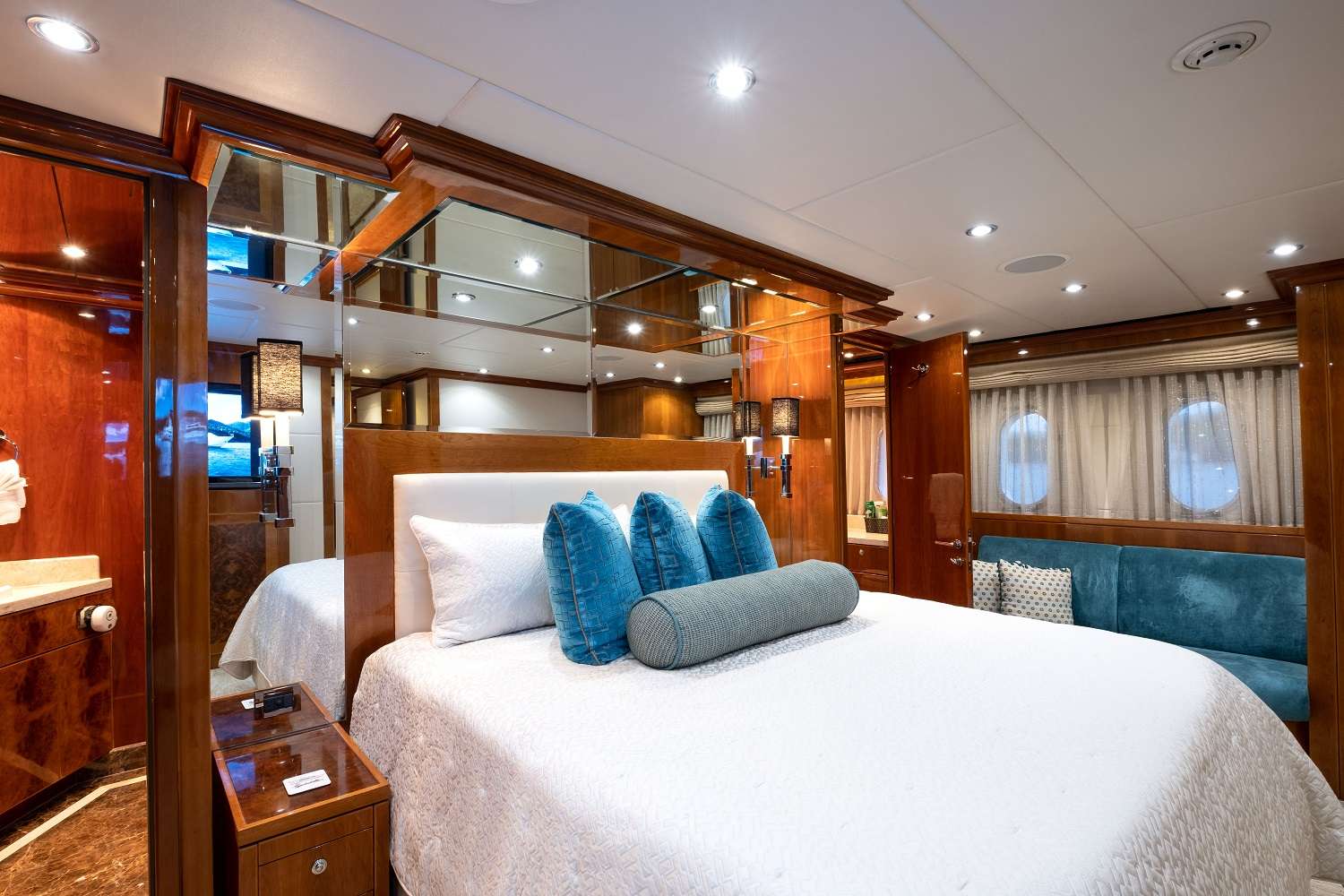 CYNDERELLA Yacht Charter - Below deck master